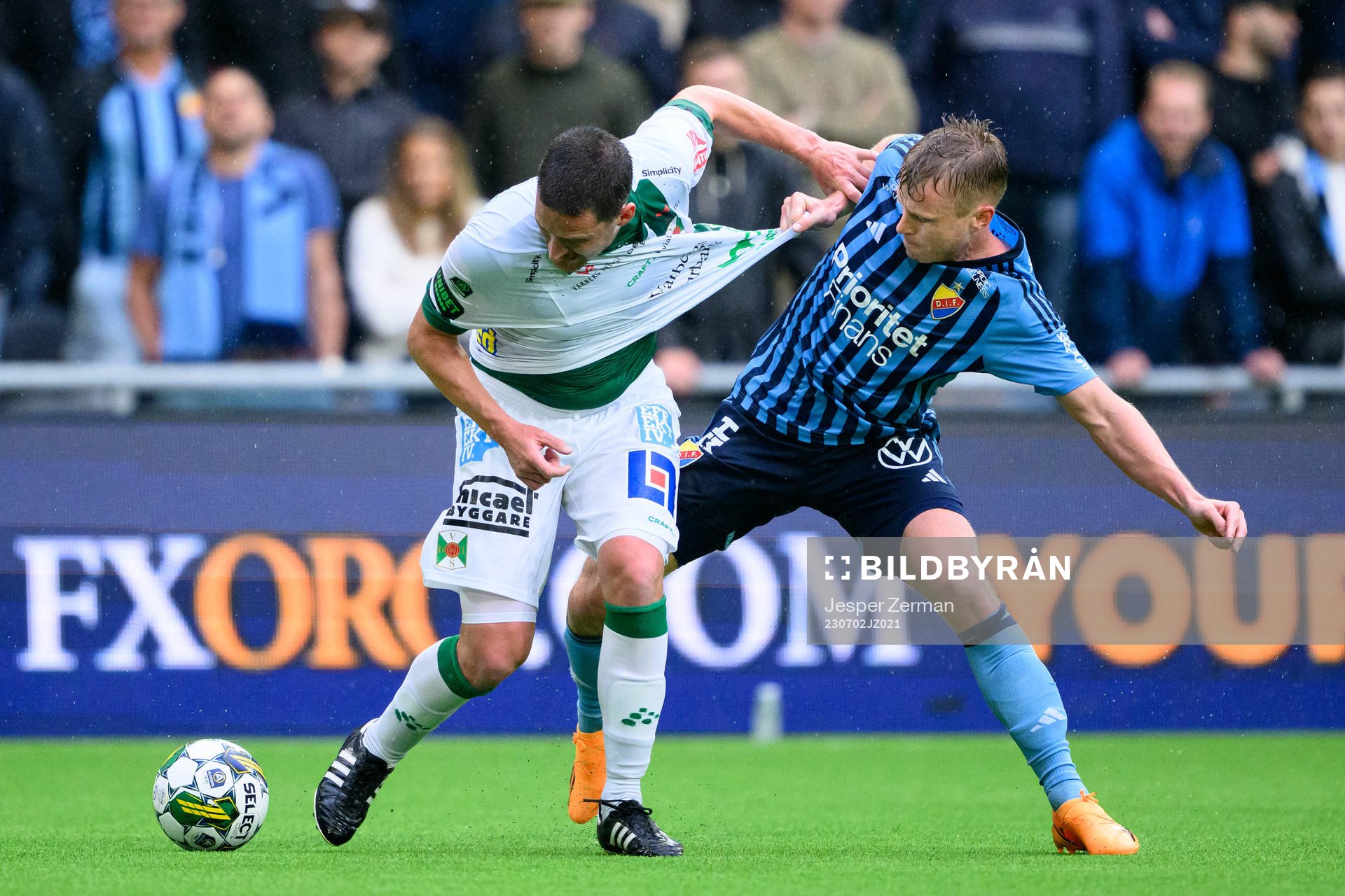 Varbergs Robin Tranberg och Djurgårdens Rasmus Schuller