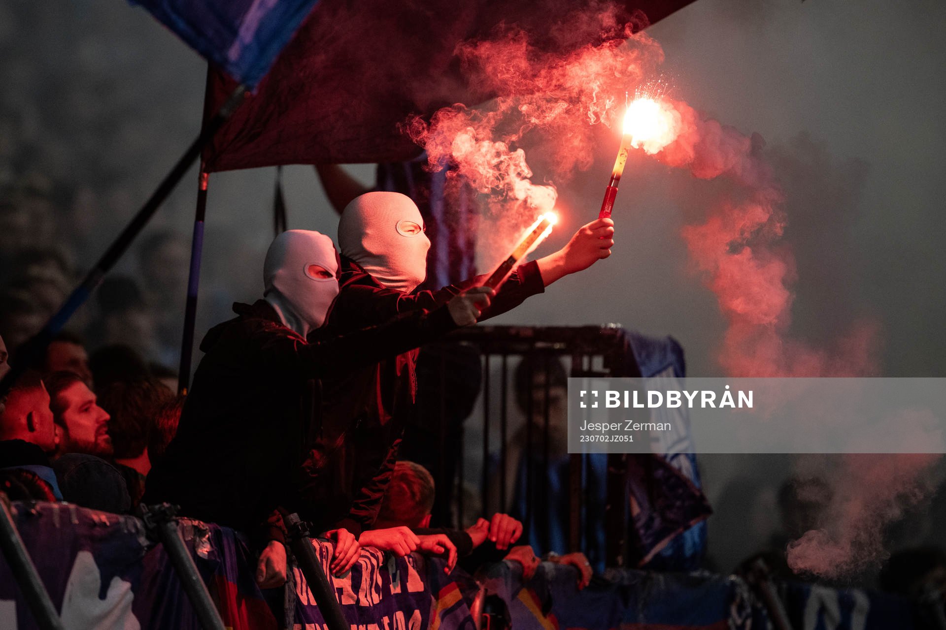 Djurgårdens supportrar med bengaler