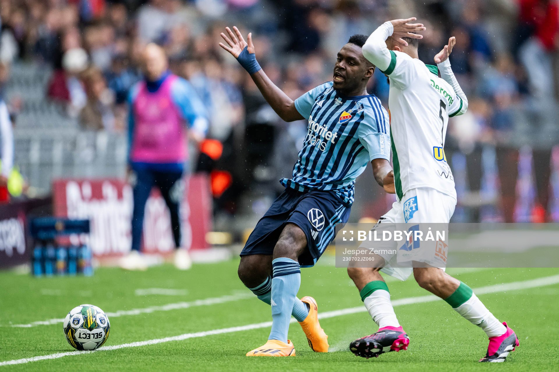 Djurgårdens Joel Asoro och Varbergs Vinicius Nogueira de