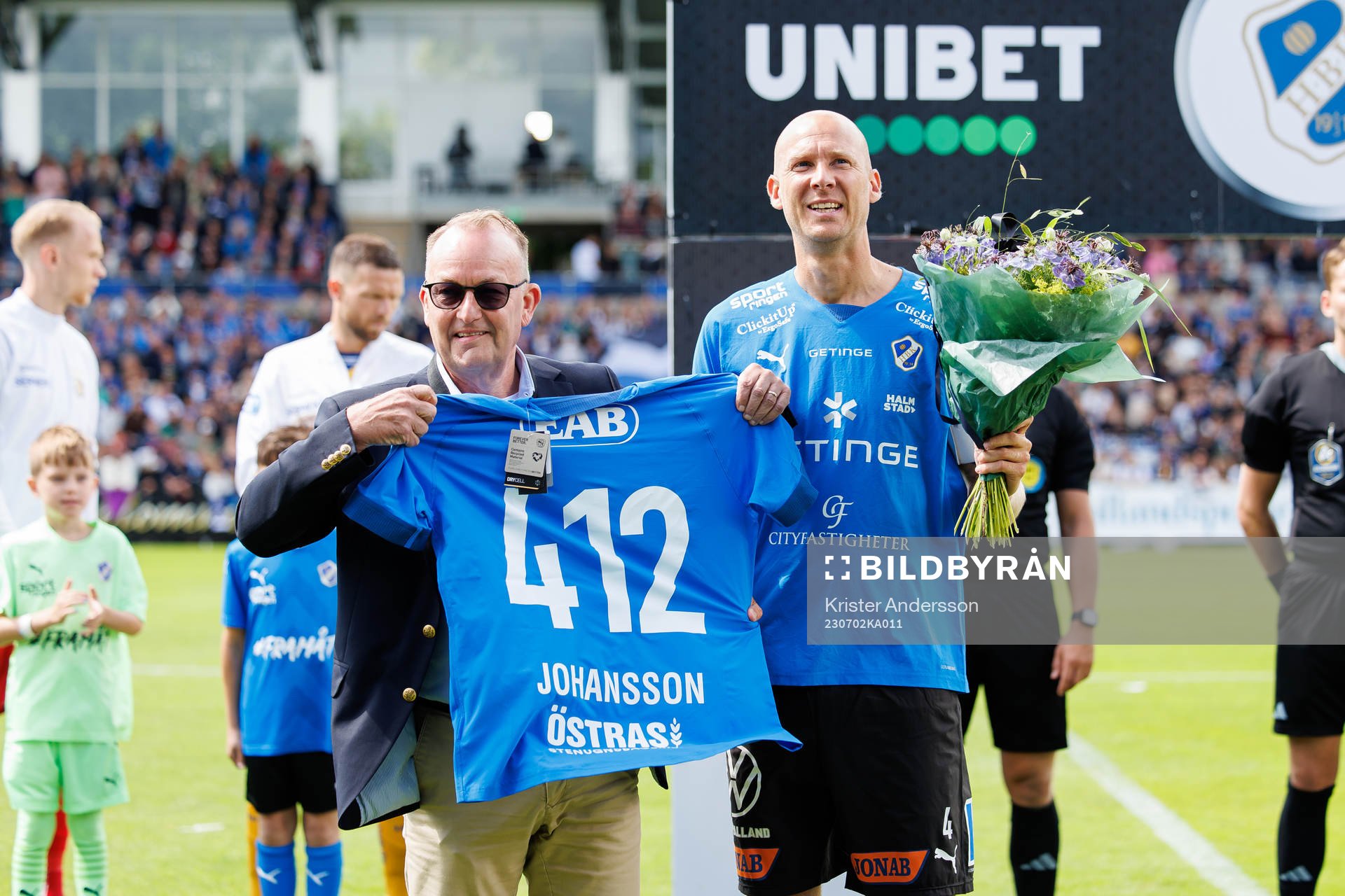 Halmstads Andreas Johansson hedras innan fotbollsmatchen i