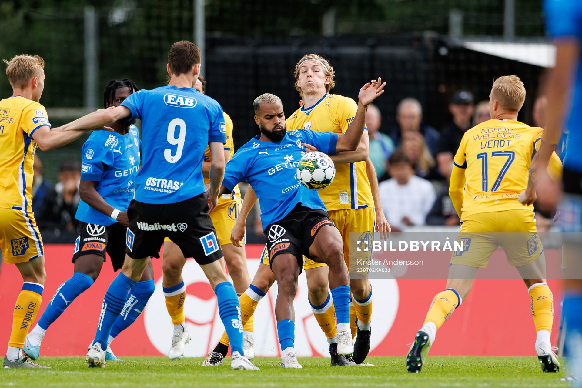 Halmstads Phil Ofosu-Ayeh och IFK Göteborgs Johan Bångsbo