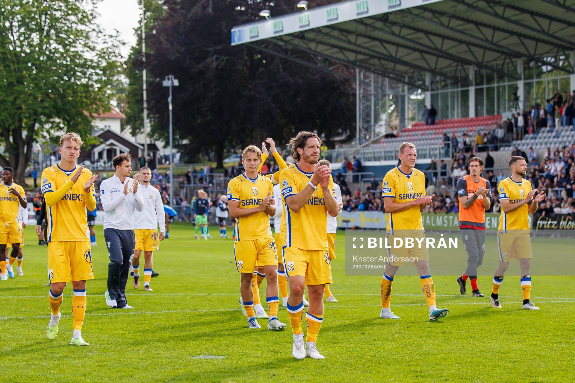 IFK Göteborgs spelare tackar publiken efter fotbollsmatchen i Allsvenskan mellan Halmstad och IFK Göteborg den 2 juli 2023 i Halmstad.