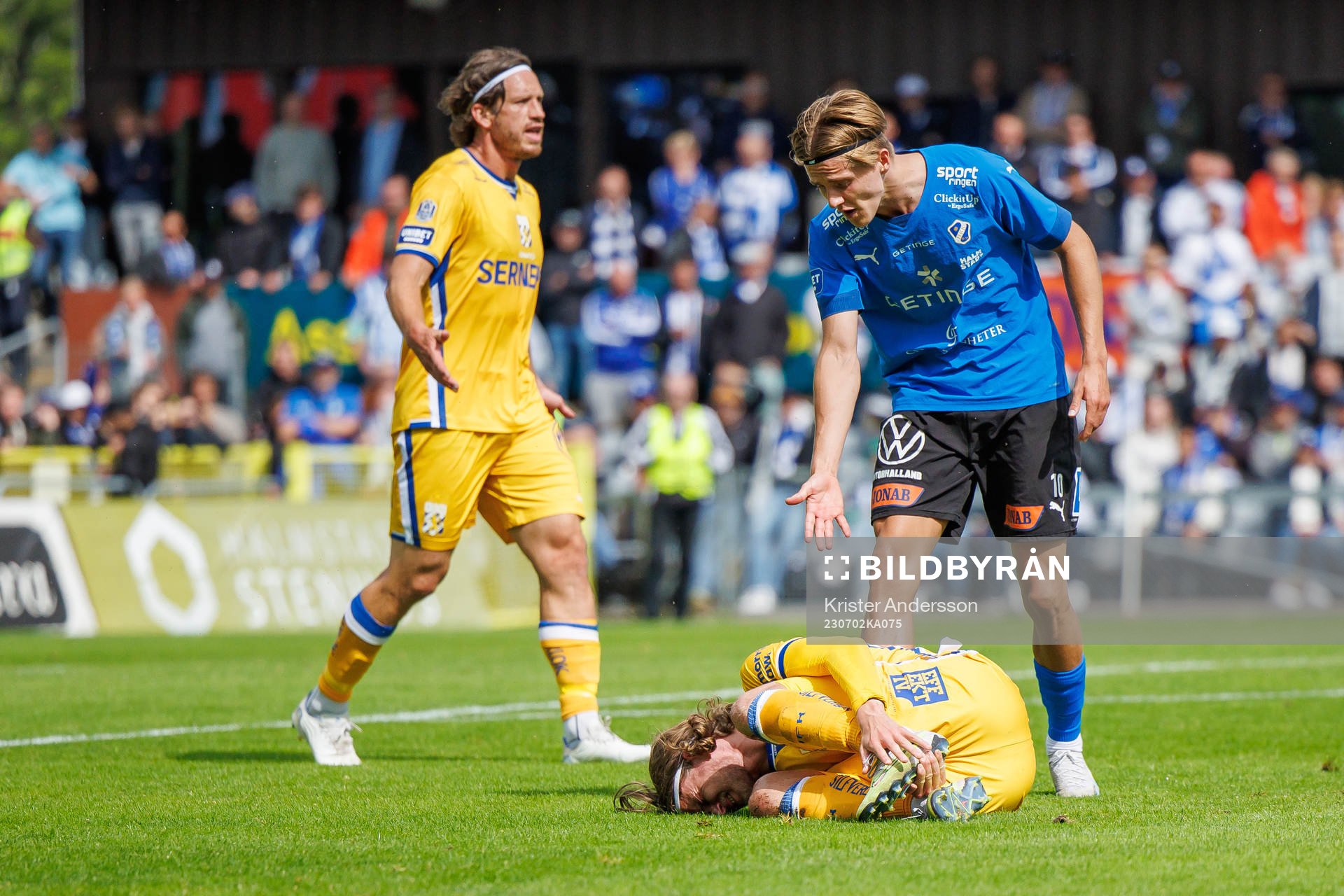 Halmstads Erik Ahlstrand med IFK Göteborgs Gustav Svensson