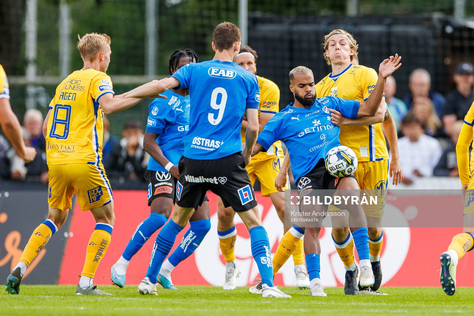 Halmstads Phil Ofosu-Ayeh och IFK Göteborgs Johan Bångsbo