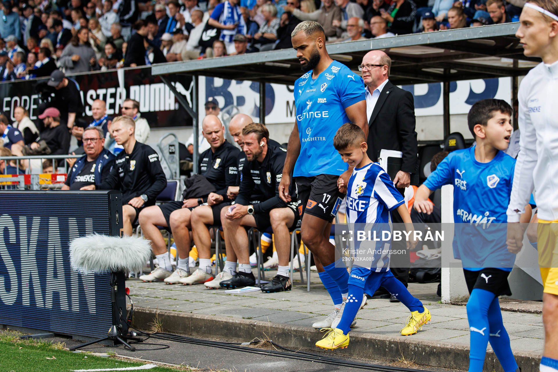Spelarna går in på planen