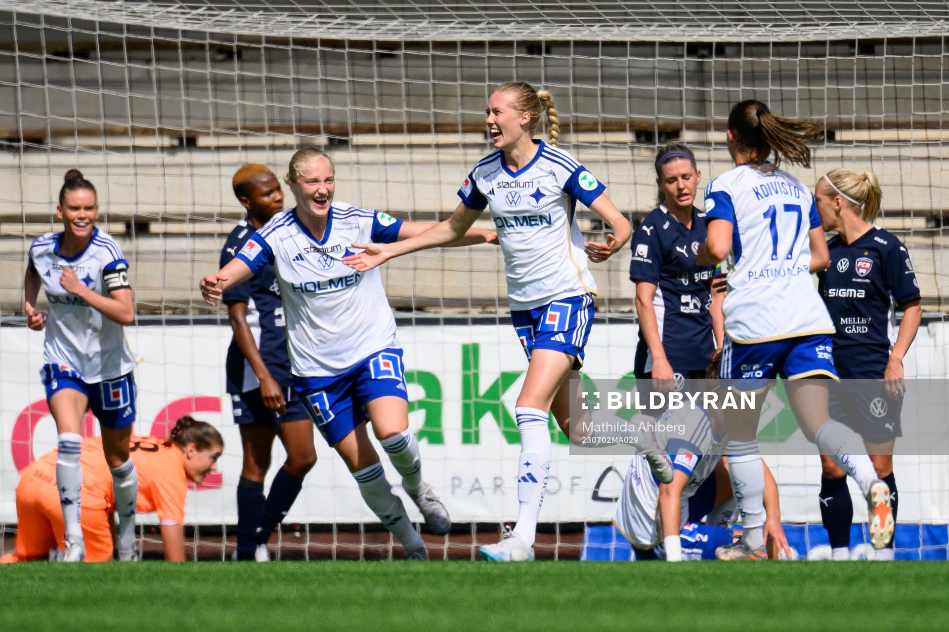IFK Norrköpings Wilma Leidhammar och Ebba Handfast jublar