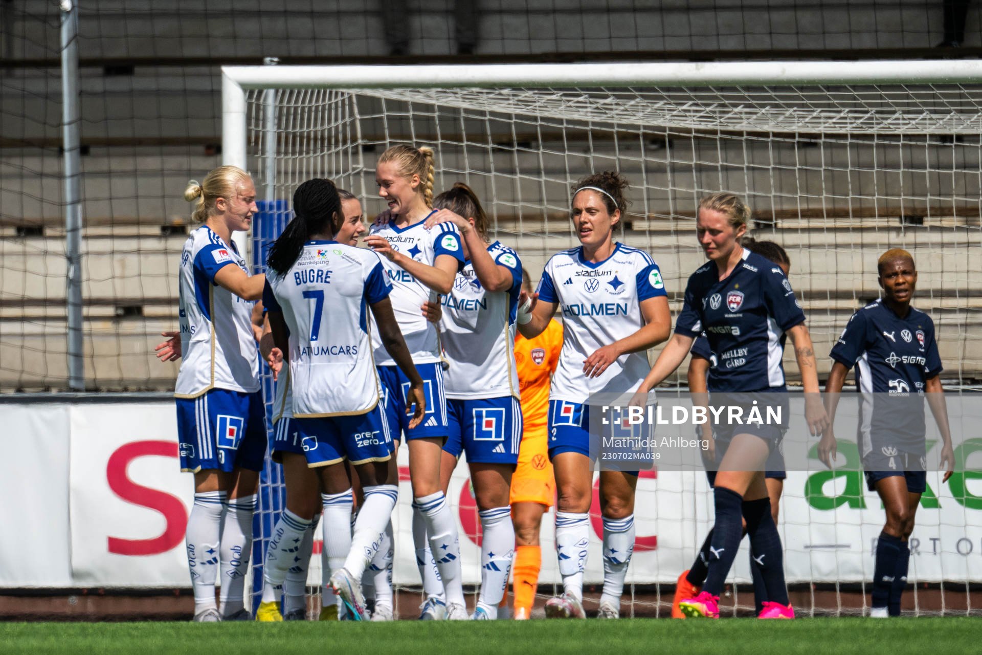 IFK Norrköpings Ebba Handfast jublar med lagkamrater