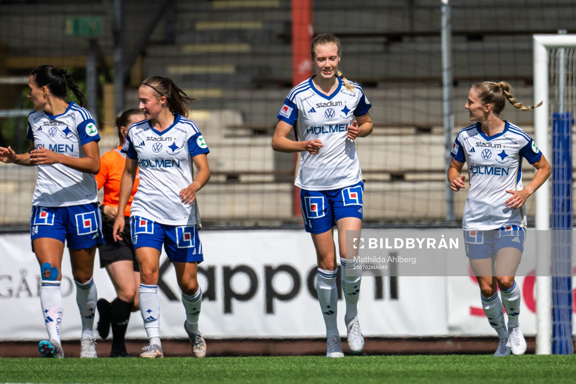 IFK Norrköpings Ebba Handfast jublar med lagkamrater