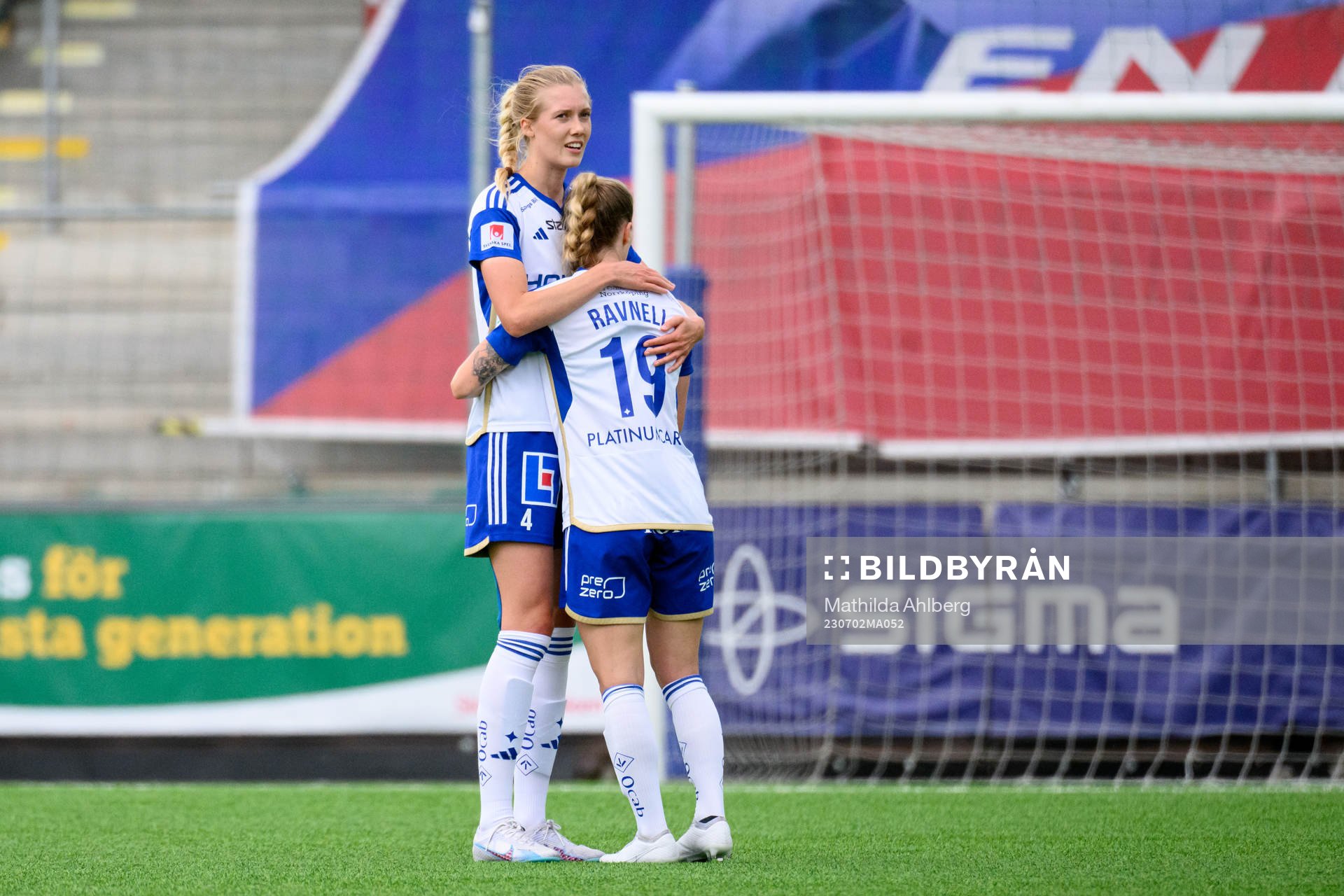 IFK Norrköpings Ebba Handfast och Sabina Ravnell deppar