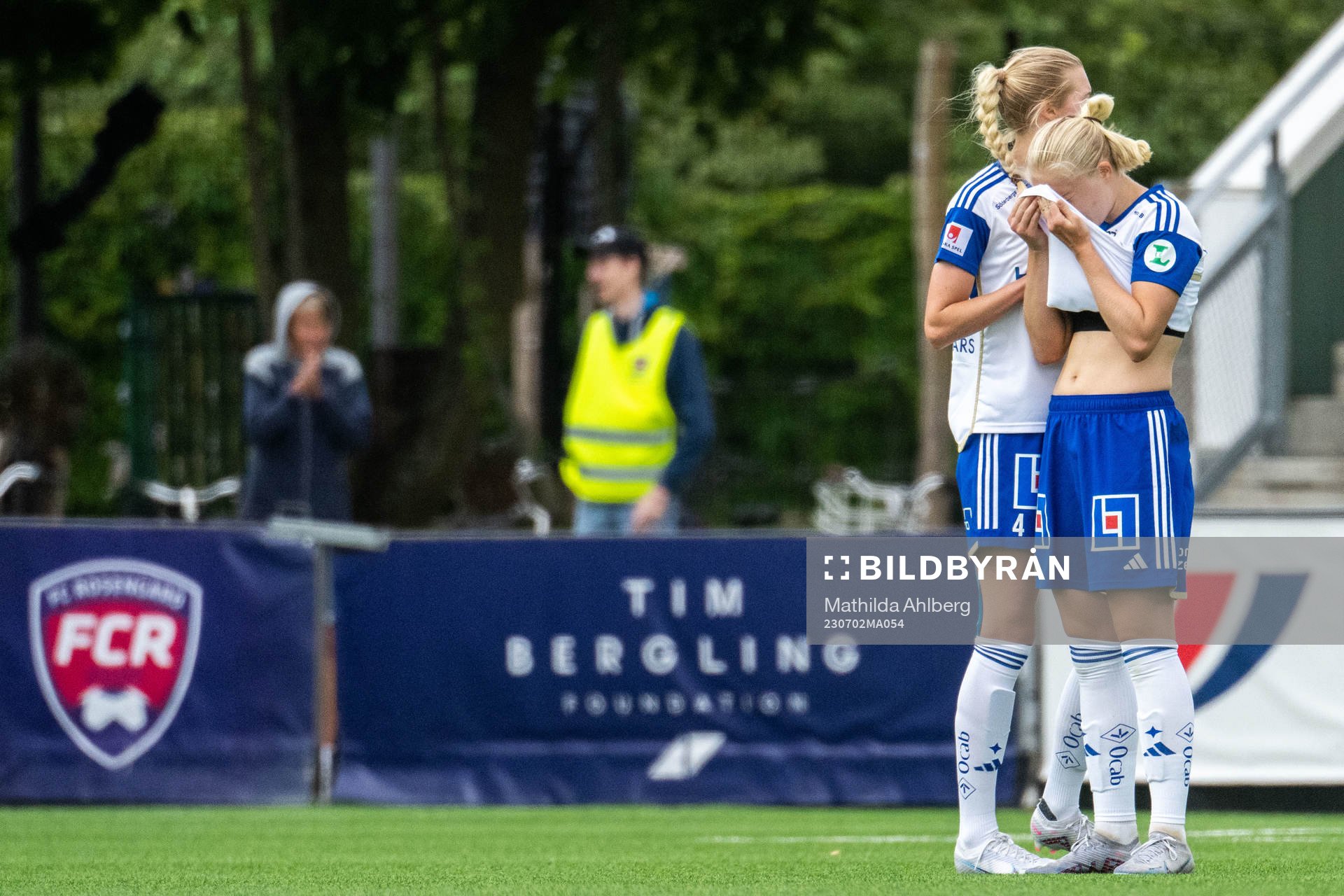IFK Norrköpings Ebba Handfast och Wilma Leidhammar deppar
