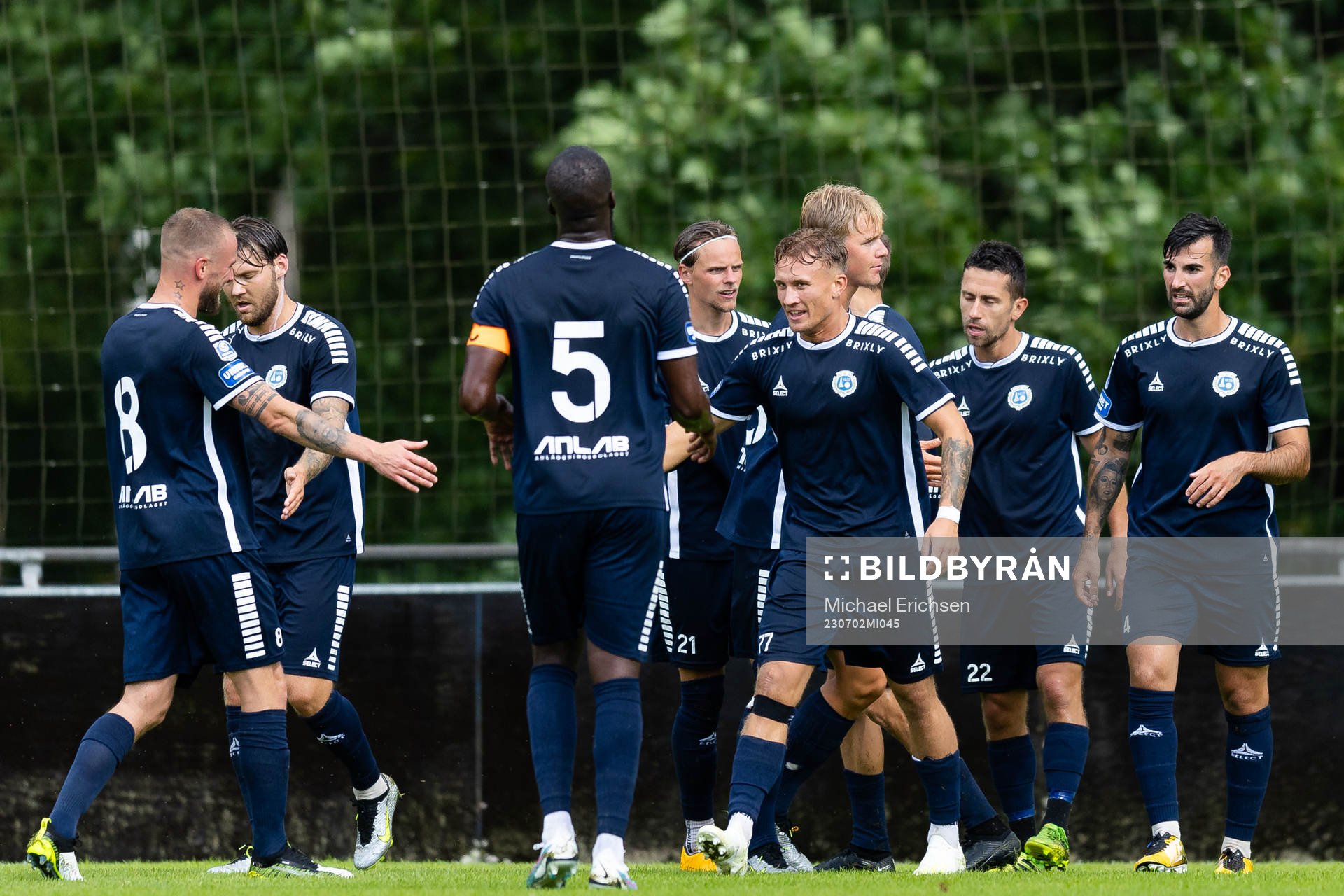 Utsiktens Karl Landsten jublar med lagkamrater