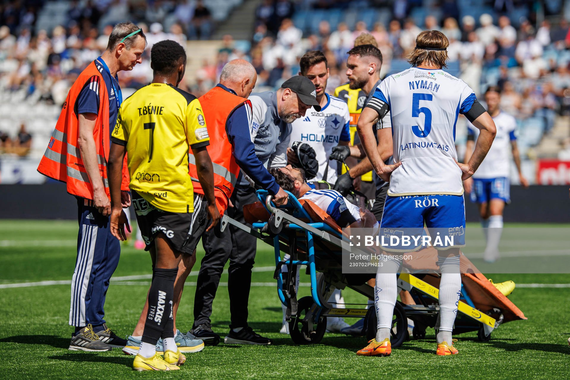 IFK Norrköpings Kristoffer Khazeni lämnar planen på bår