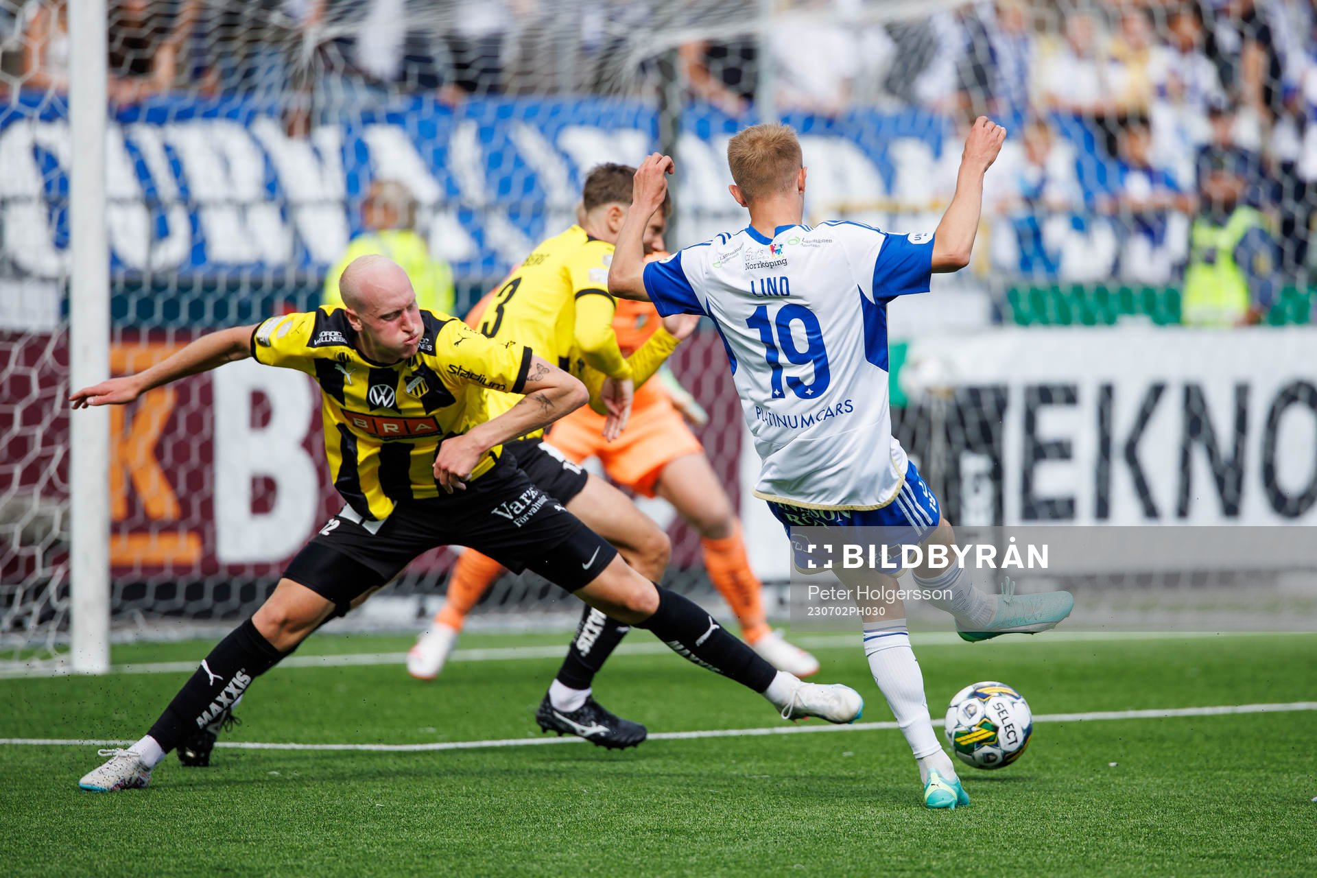 Häckens Valgeir Lunddal försvarar mot IFK Norrköpings