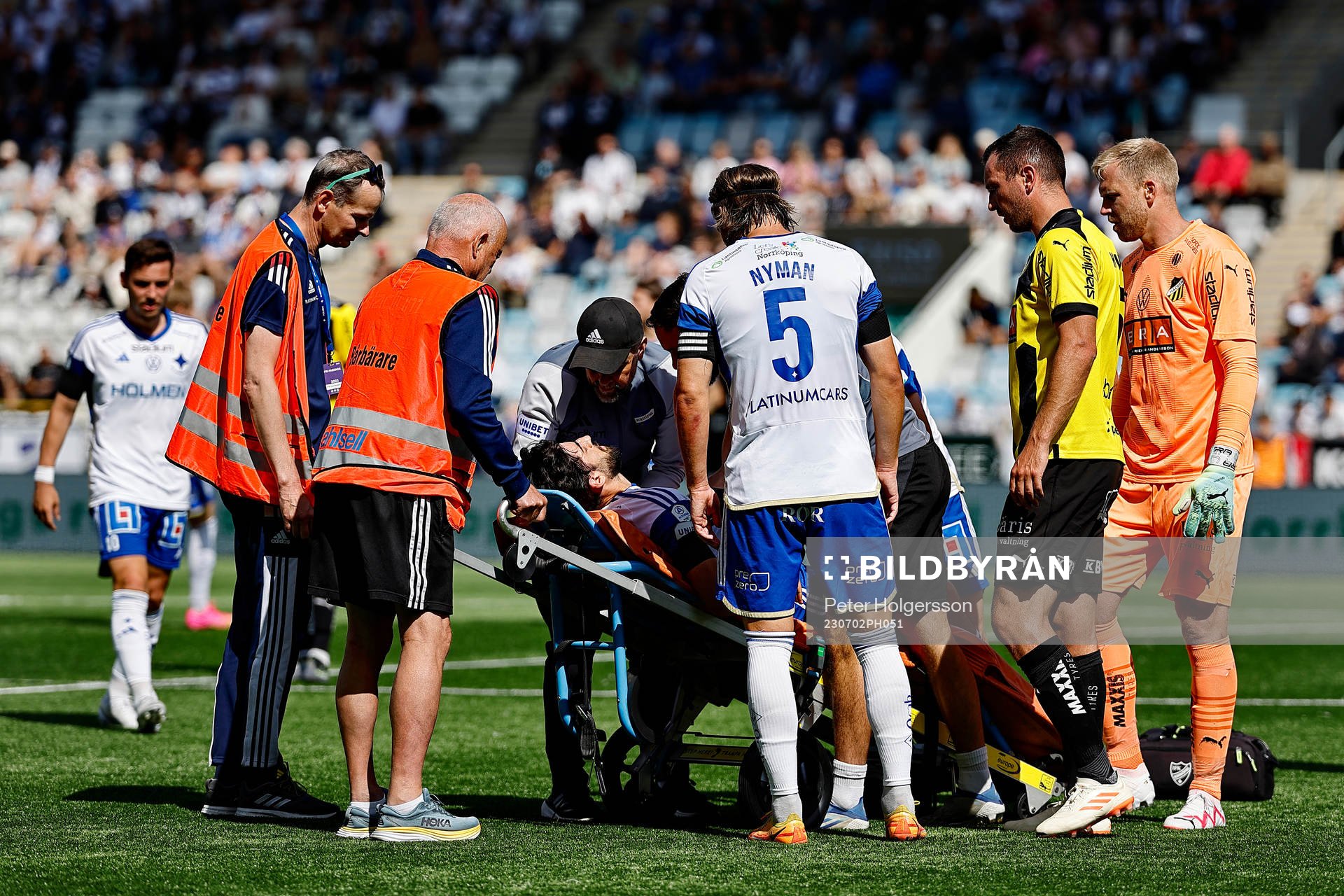 IFK Norrköpings Kristoffer Khazeni på bår