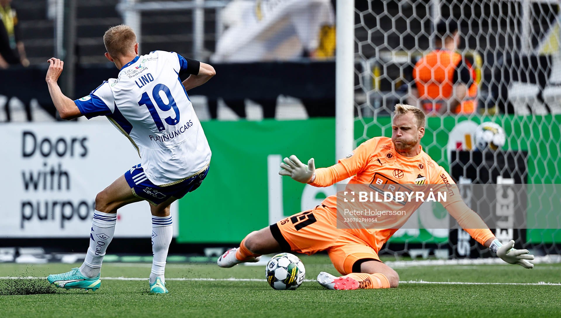 Målchans för IFK Norrköpings Victor Stange Lind framför