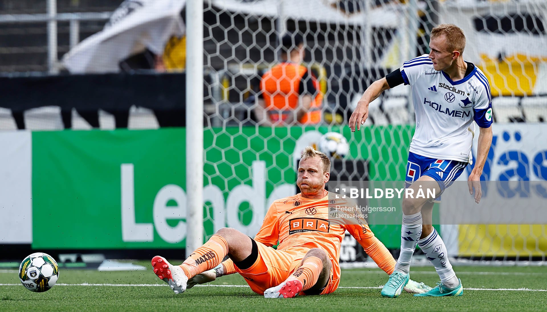 Målchans för IFK Norrköpings Victor Stange Lind framför