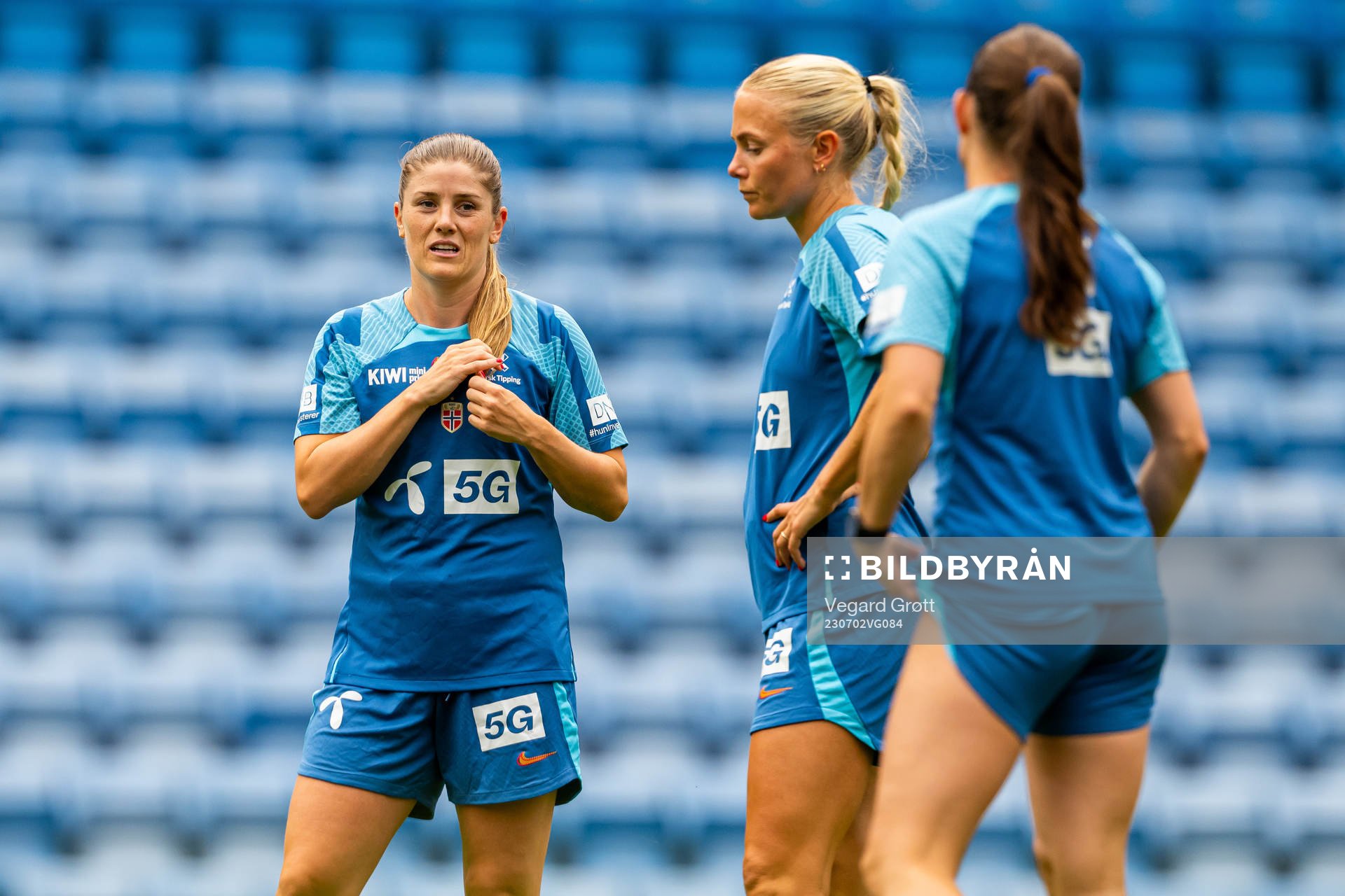 Maren Mjelde and Guro Bergsvand of the Norwegian women's