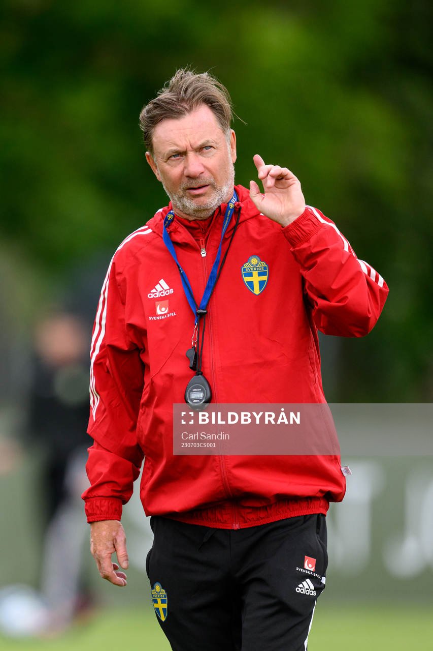 Head coach Peter Gerhardsson at a training session with the