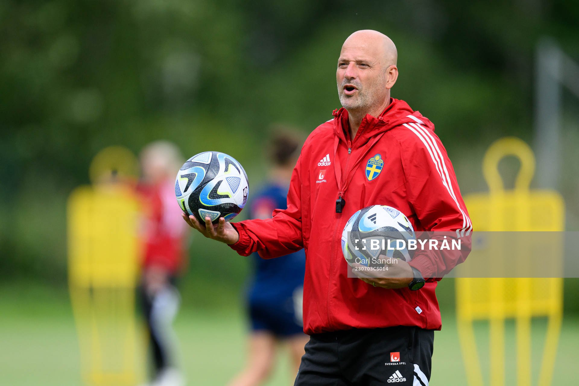 Assistant coach Magnus Wikman at a training session with