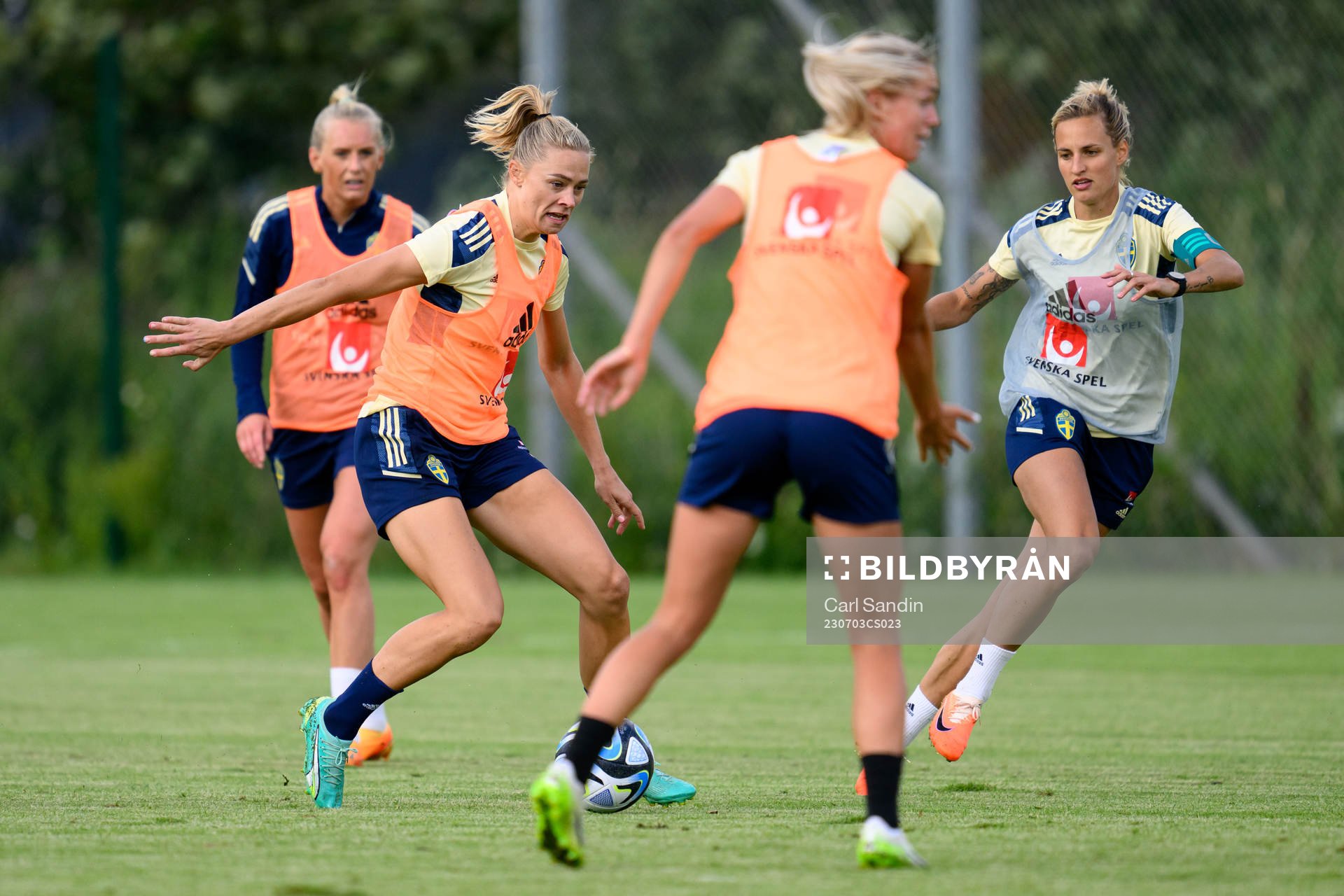 Fridolina Rolfö and Nathalie Björn at a training session
