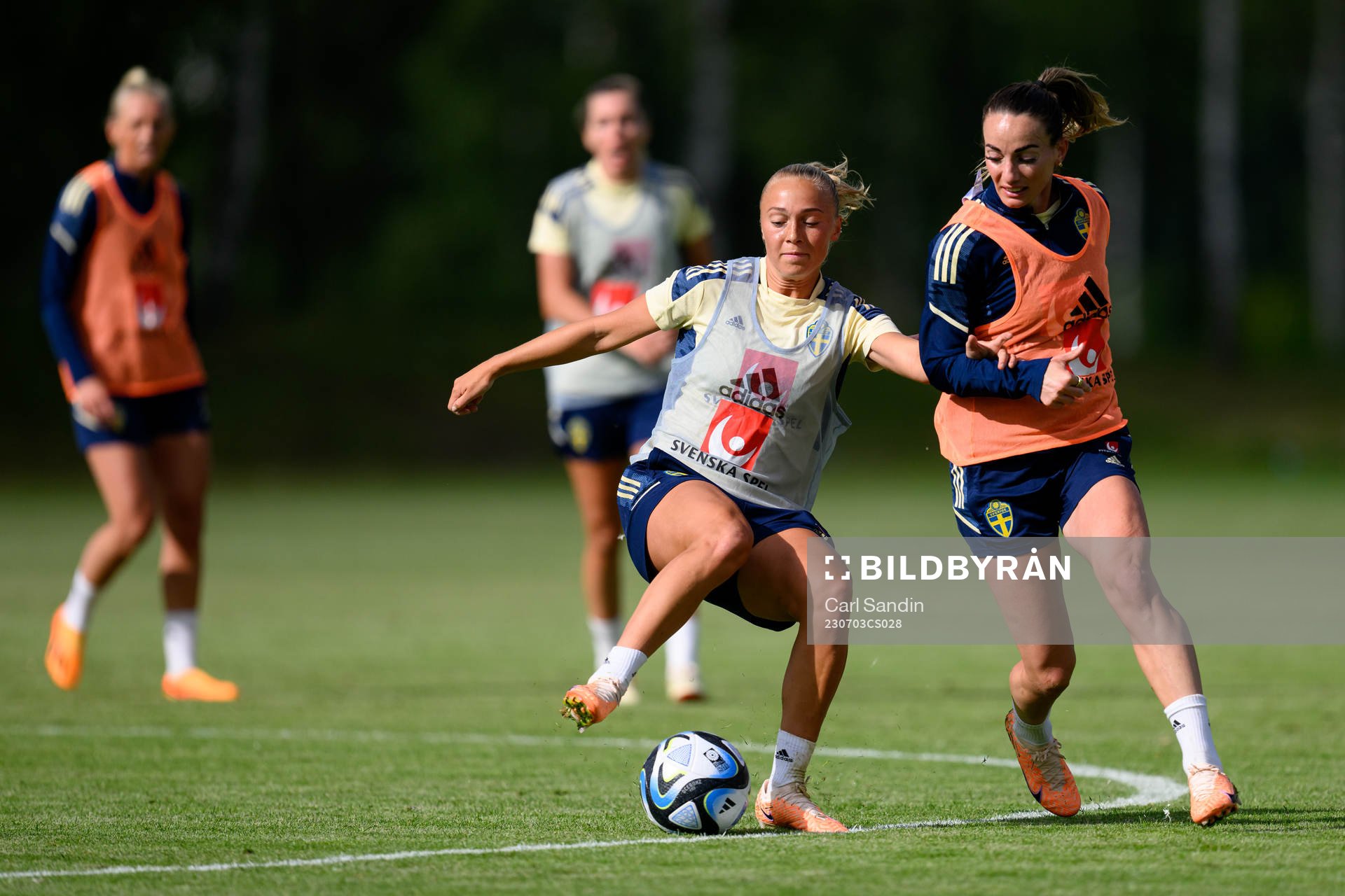 Hanna Bennison and Kosovare Asllani at a training session