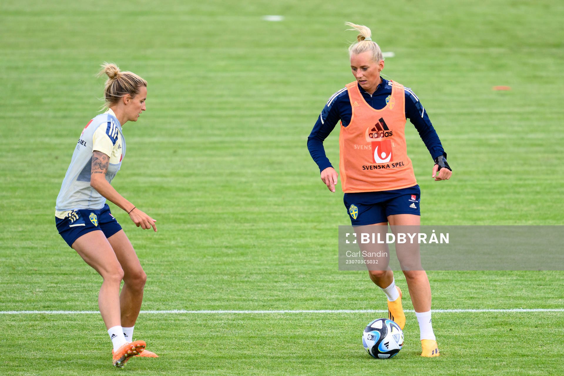 Nathalie Björn and Stina Blackstenius at a training