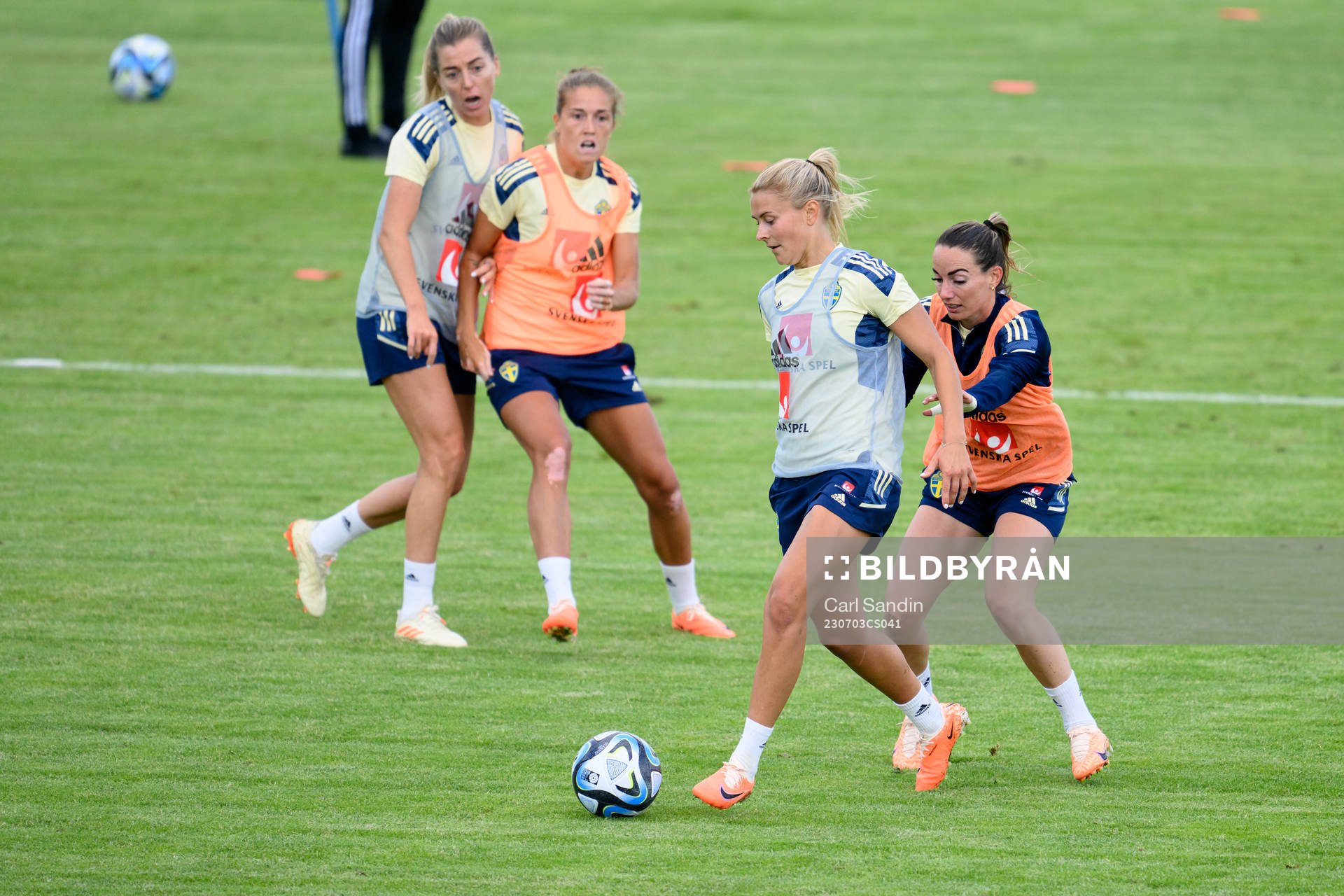 Amanda Nilden and Kosovare Asllani at a training session