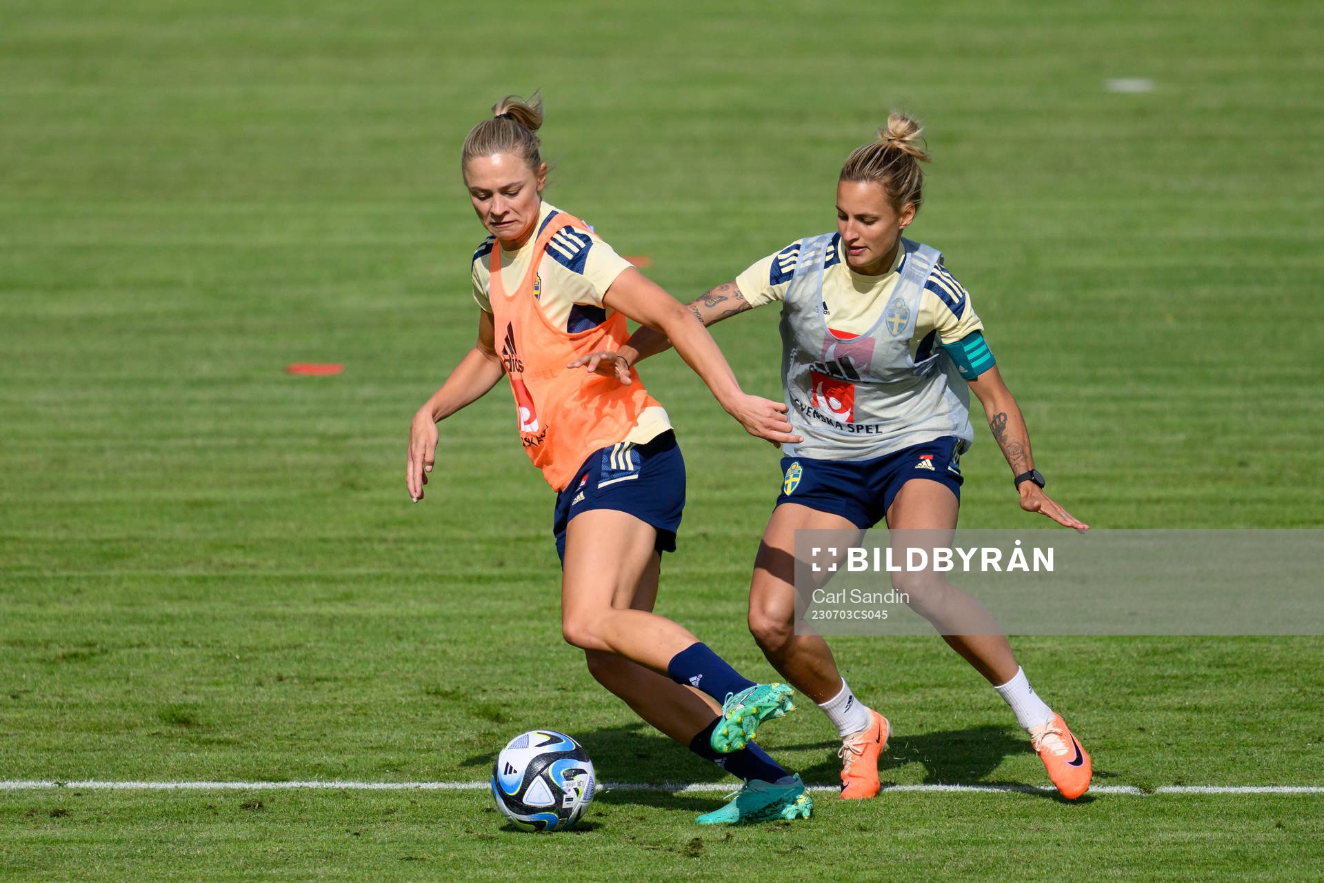 Fridolina Rolfö and Nathalie Björn at a training session