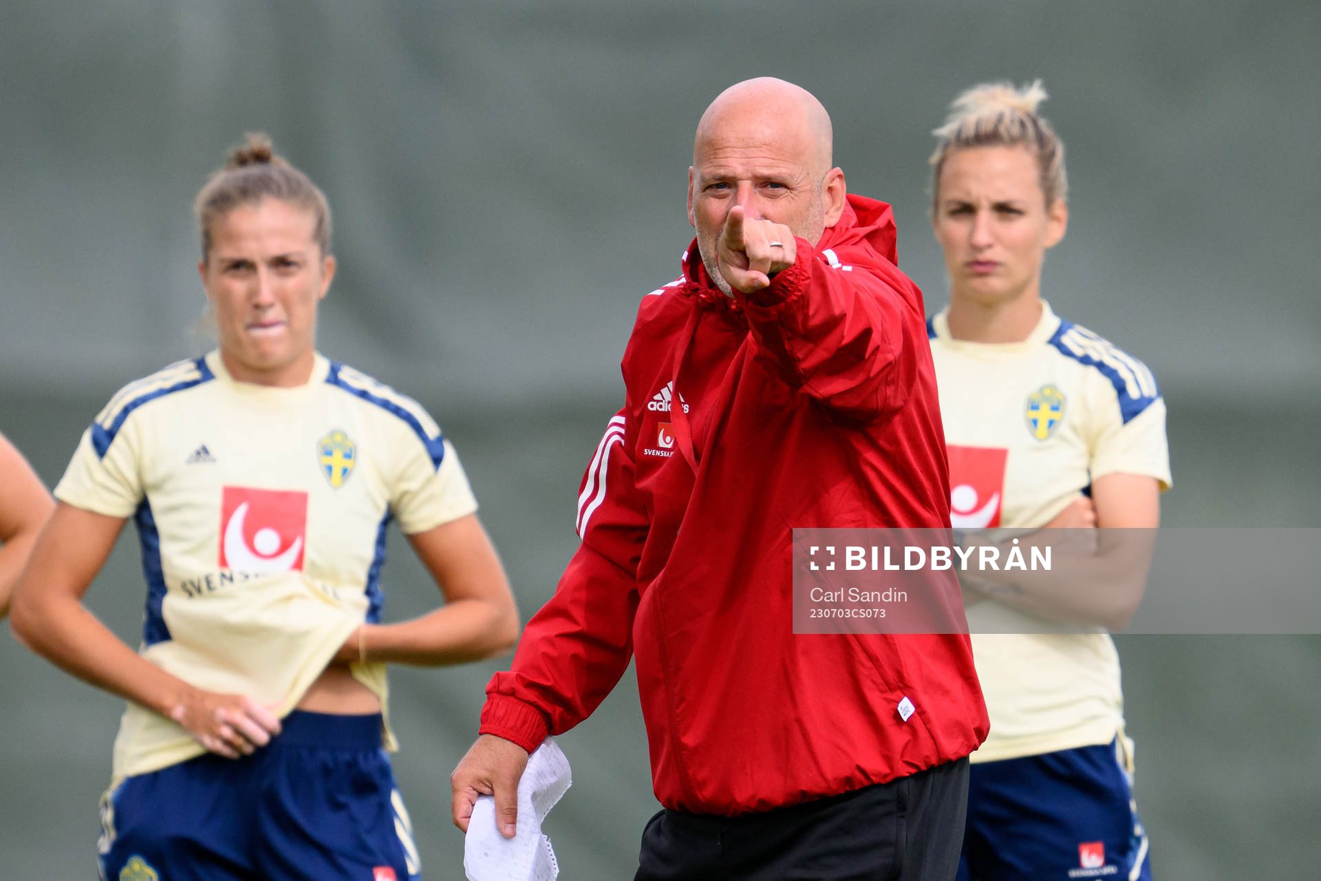 Assistant coach Magnus Wikman at a training session with