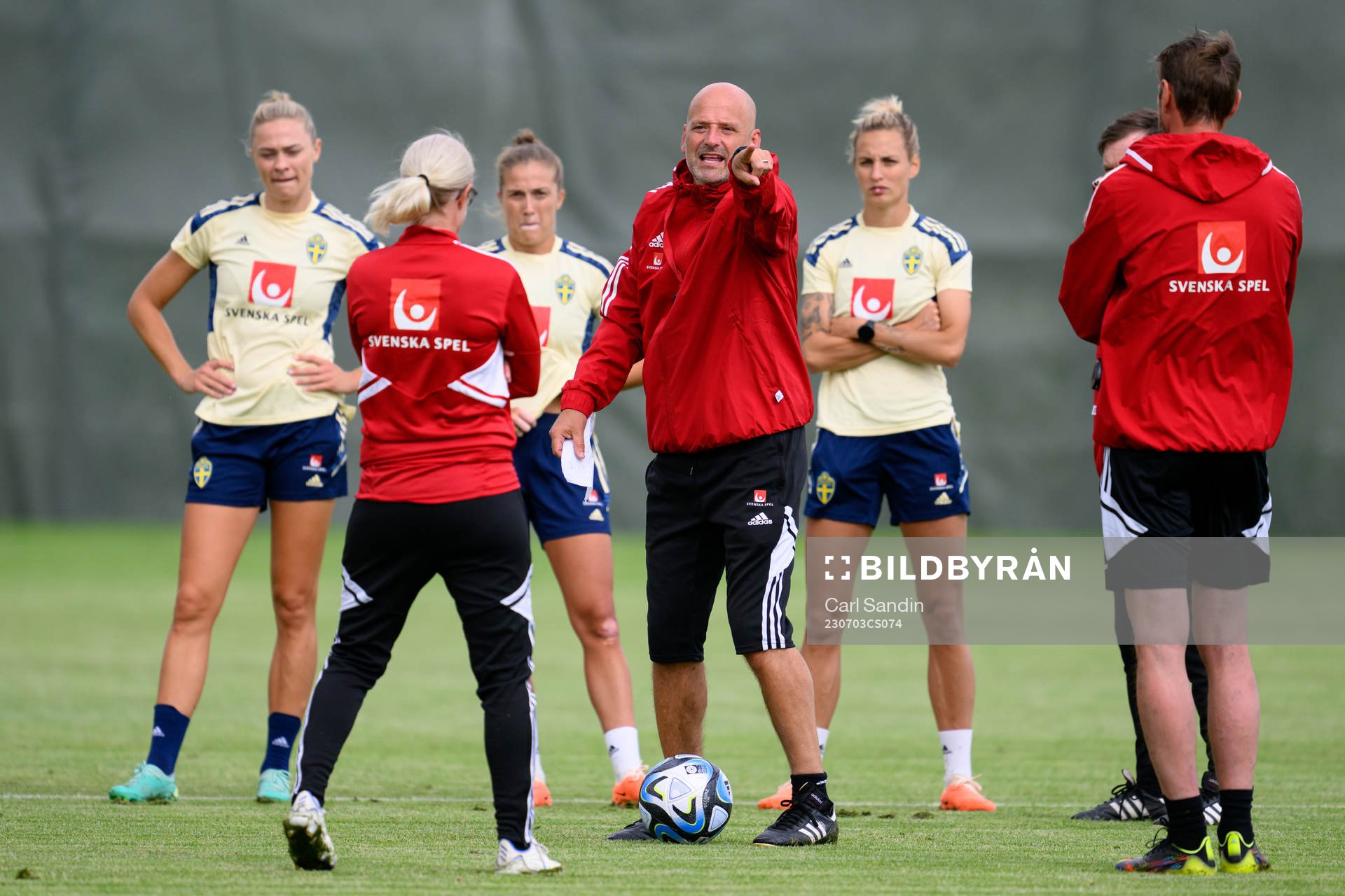 Assistant coach Magnus Wikman at a training session with