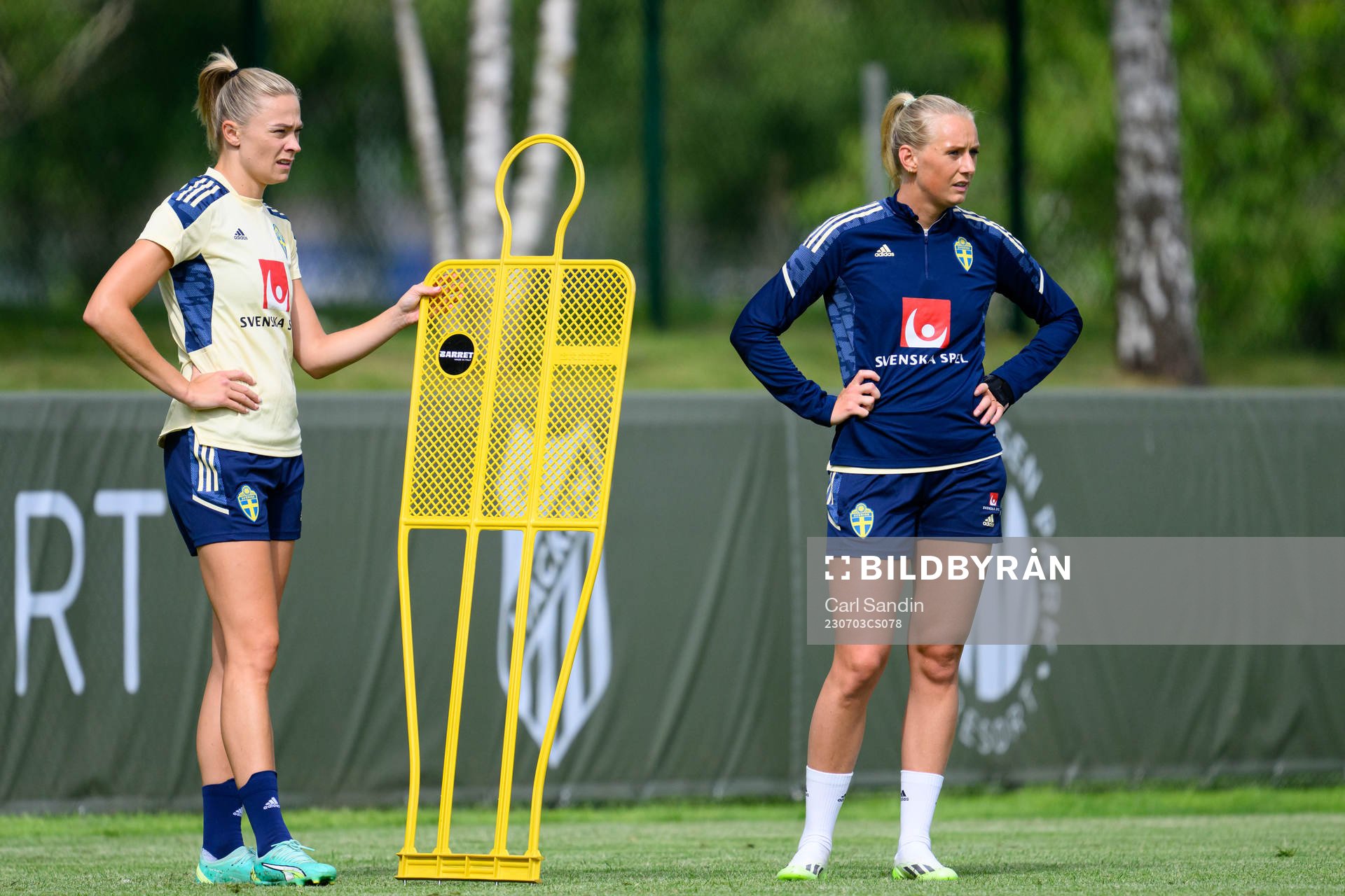 Fridolina Rolfö and Stina Blackstenius at a training