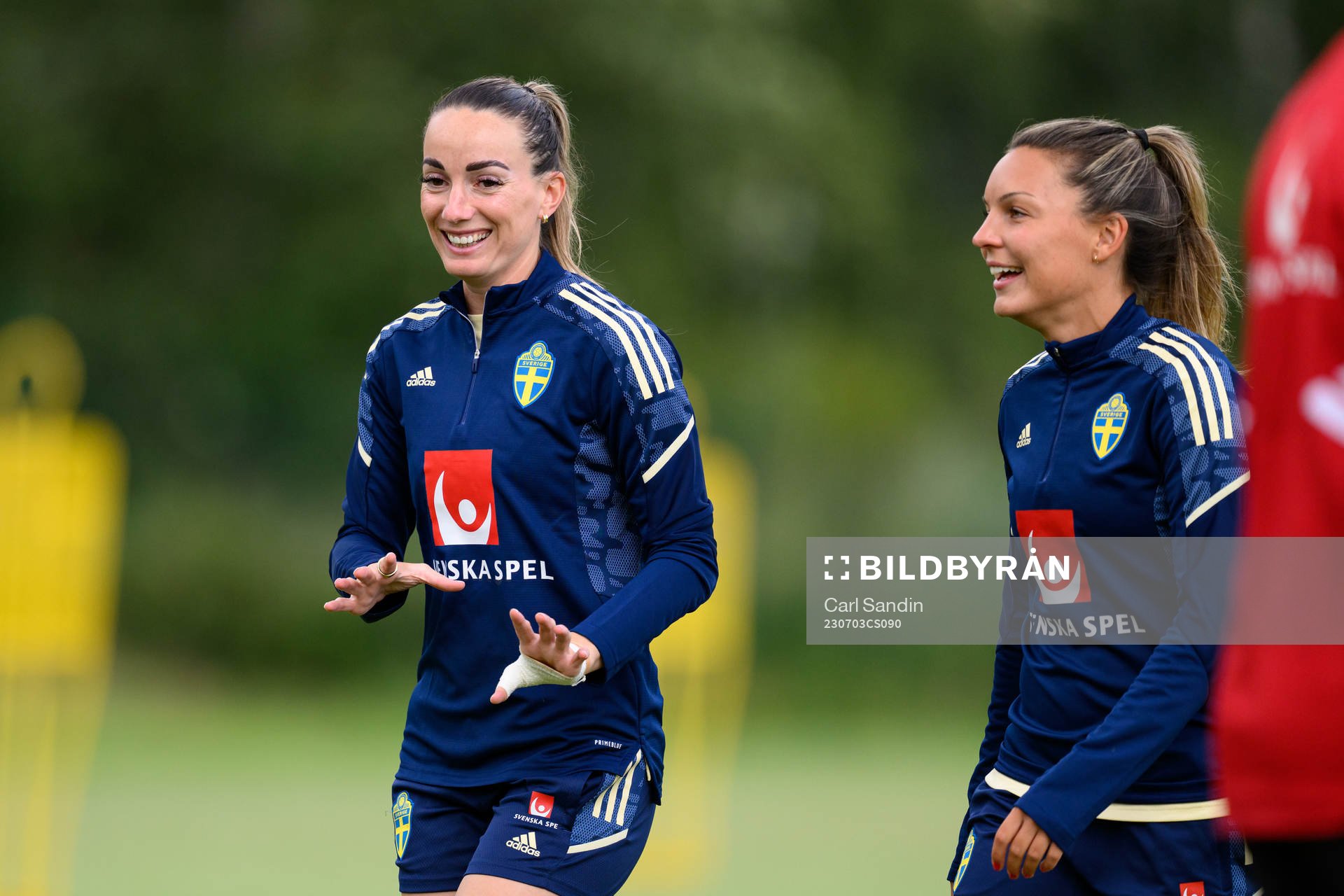 Kosovare Asllani and Johanna Rytting Kaneryd at a training