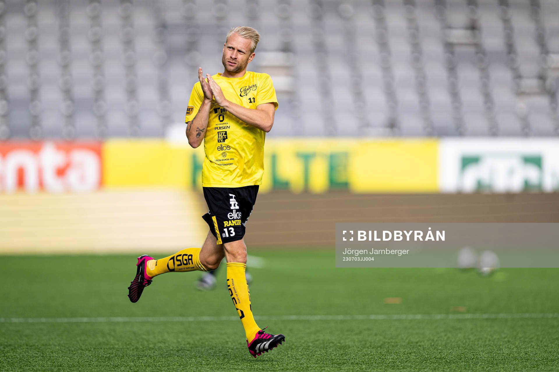 Elfsborgs Johan Larsson kommer in till uppvärmningen