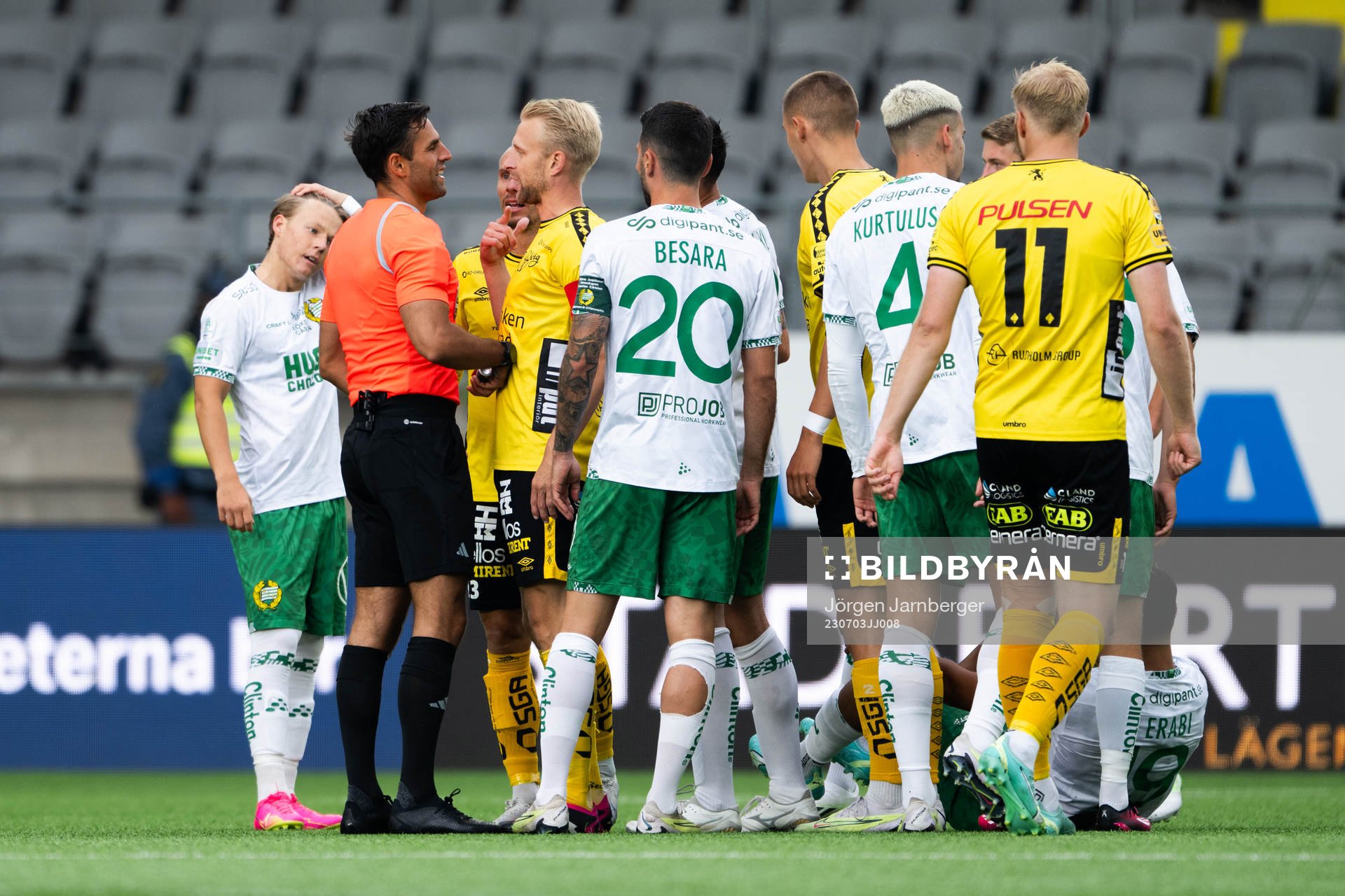 Elfsborgs Johan Larsson och domare Granit Maqedonci