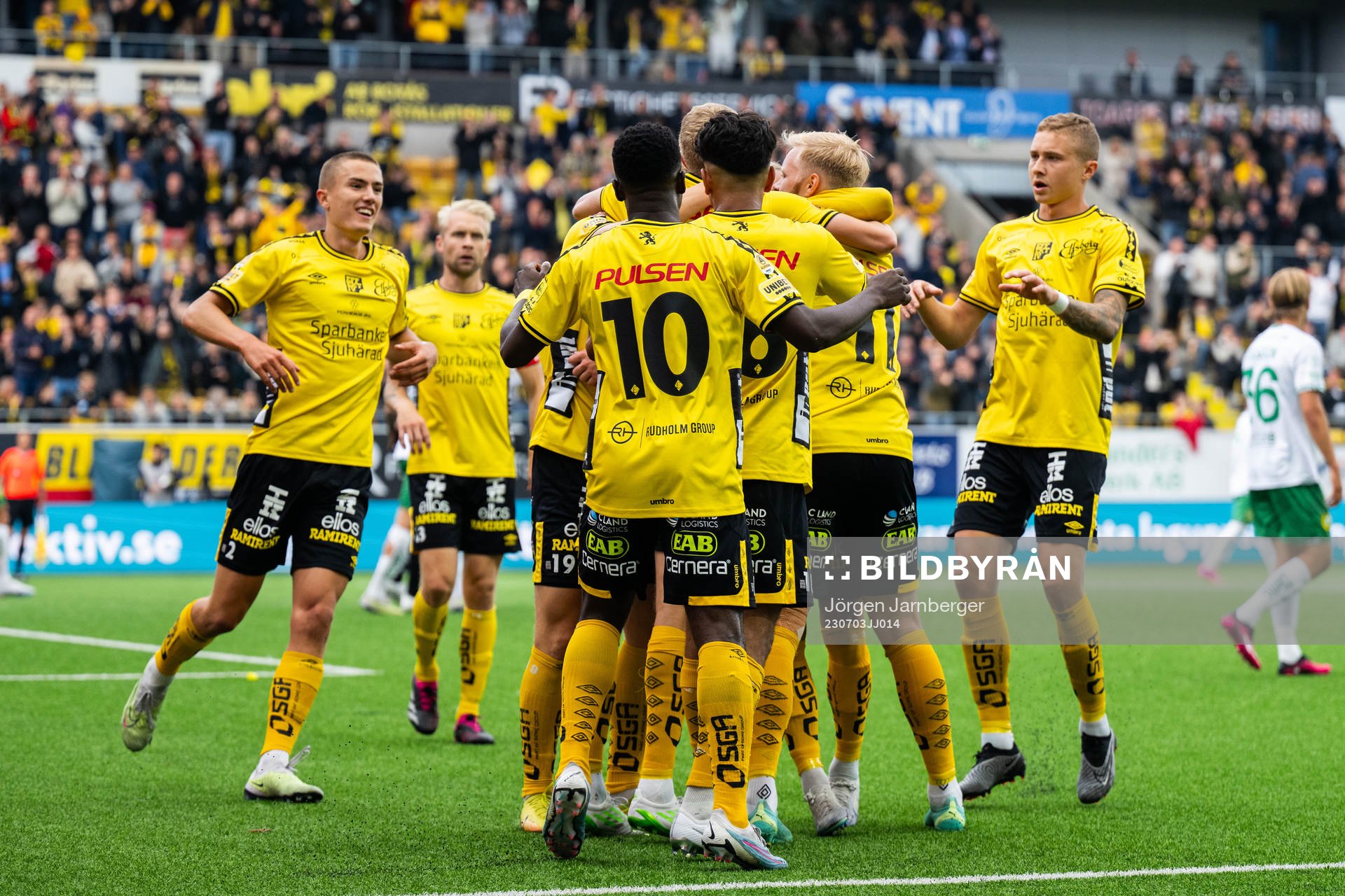 Elfsborgs Sveinn Guðjohnsen jublar med lagkamrater