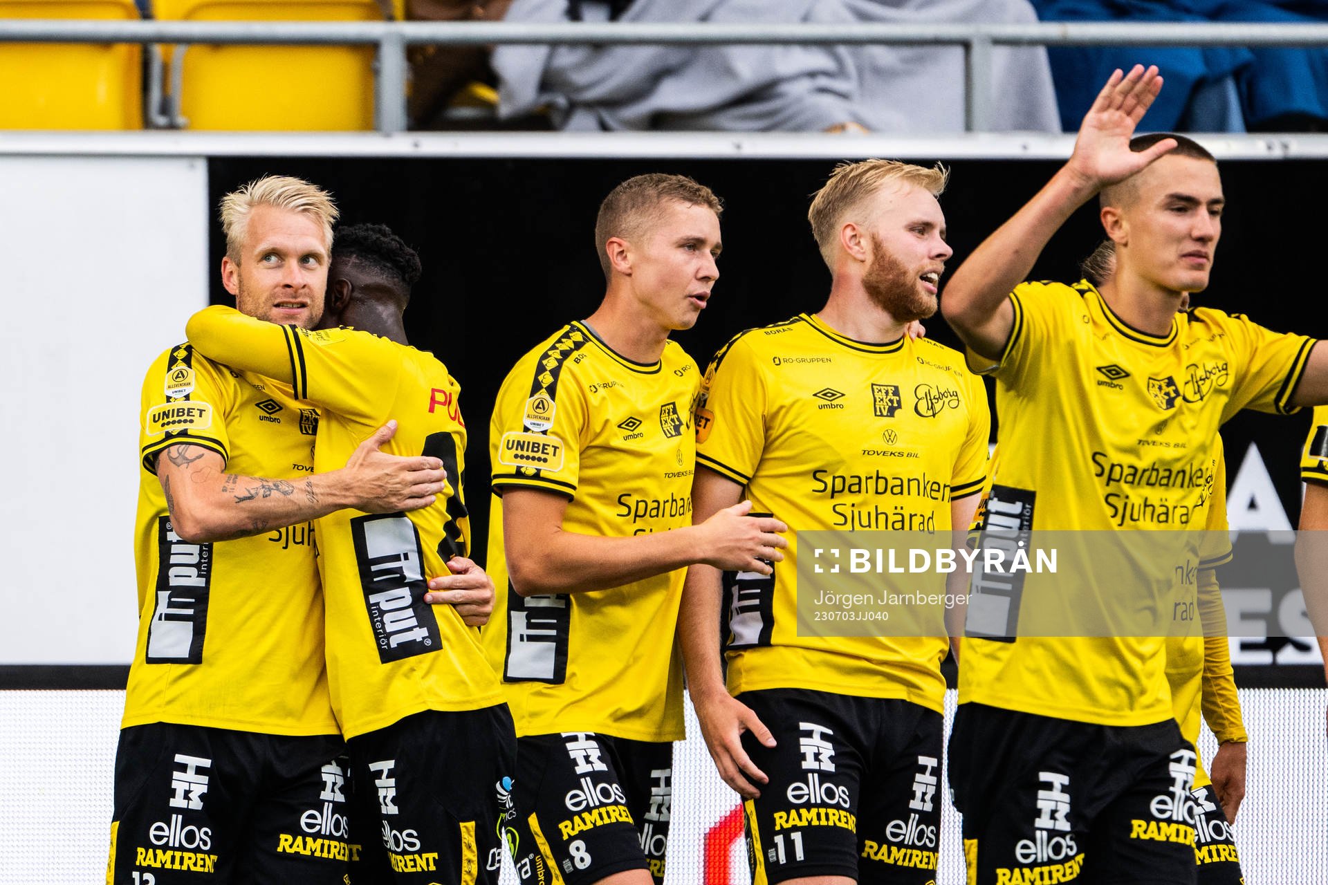 Elfsborgs Johan Larsson jublar med lagkamrater