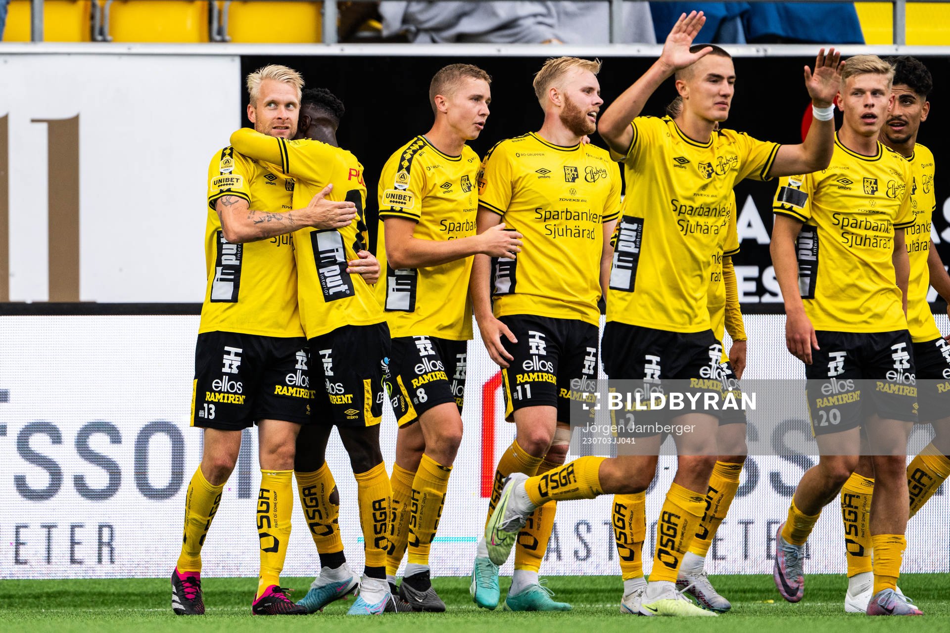 Elfsborgs Johan Larsson jublar med lagkamrater