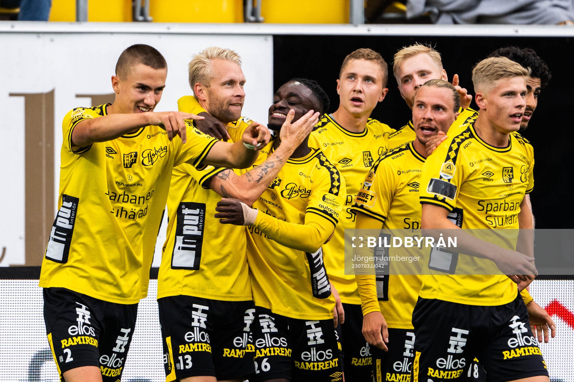 Elfsborgs Johan Larsson jublar med lagkamrater efter 2-0 under fotbollsmatchen i Allsvenskan mellan Elfsborg och Hammarby den 3 juli 2023 i Borås.