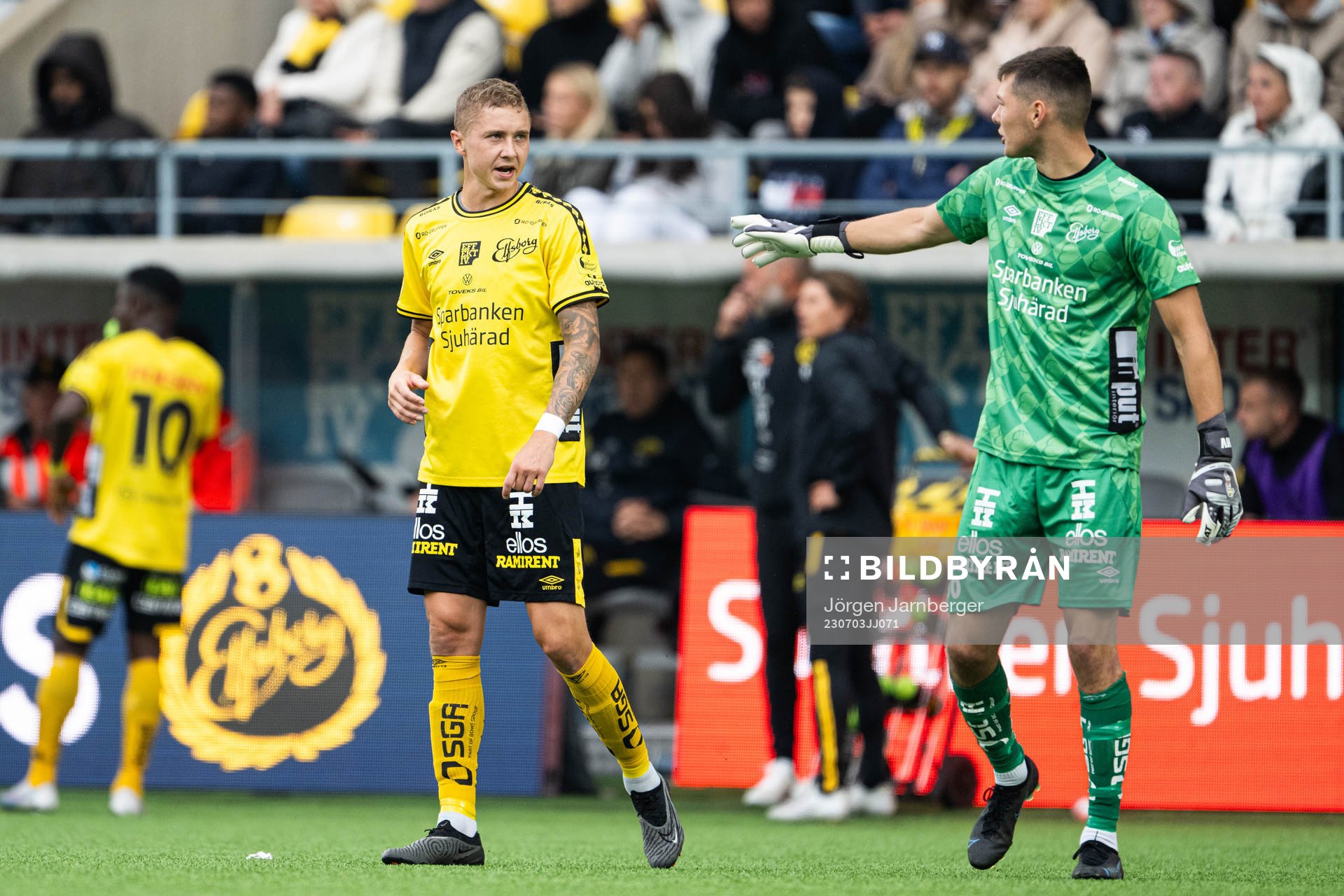 Elfsborgs Sebastian Holmen diskuterar med målvakt Hakon