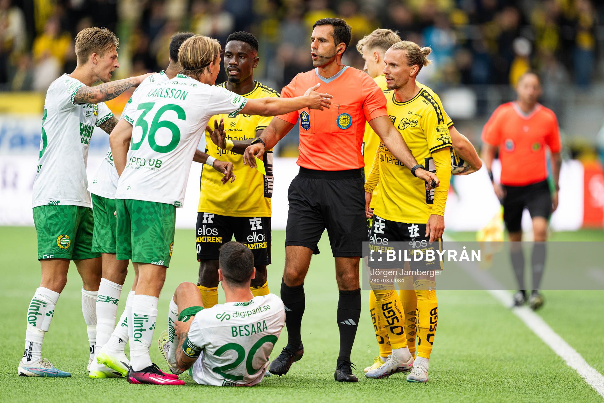 Irriterat då domare Granit Maqedonci går emellan under fotbollsmatchen i Allsvenskan mellan Elfsborg och Hammarby den 3 juli 2023 i Borås.