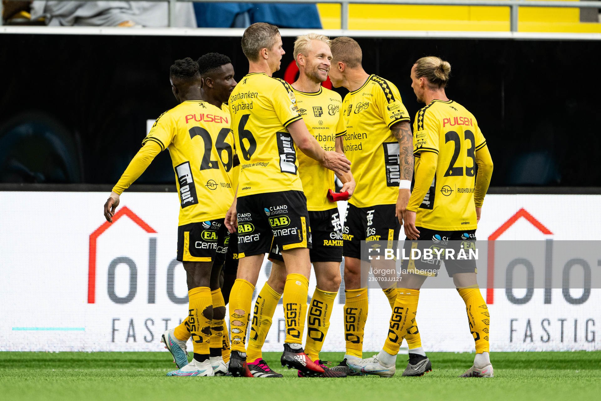 Elfsborgs Johan Larsson jublar med lagkamrater
