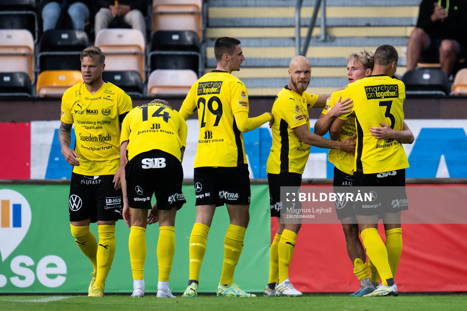 Mjällbys Max Fenger jublar med lagkamrater