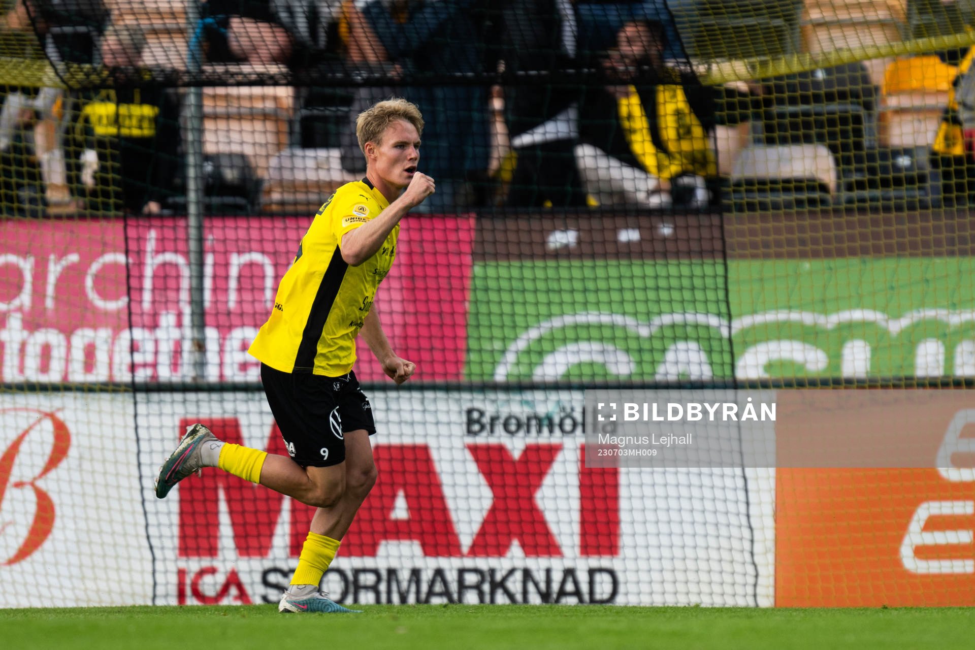 Mjällbys Max Fenger jublar efter 1-0 under fotbollsmatchen i Allsvenskan mellan Mjällby och Kalmar den 3 juli 2023 i Hällevik. 