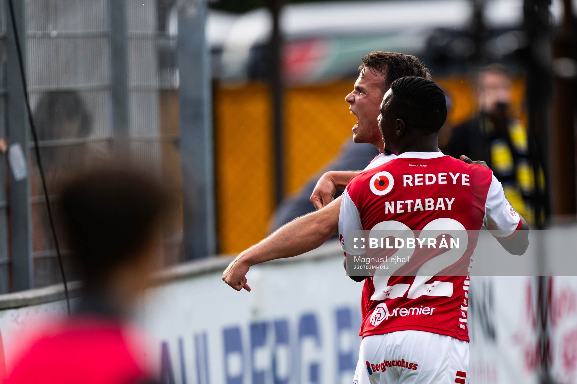 Kalmars Simon Skrabb jublar efter 1-1 under fotbollsmatchen i Allsvenskan mellan Mjällby och Kalmar den 3 juli 2023 i Hällevik. 