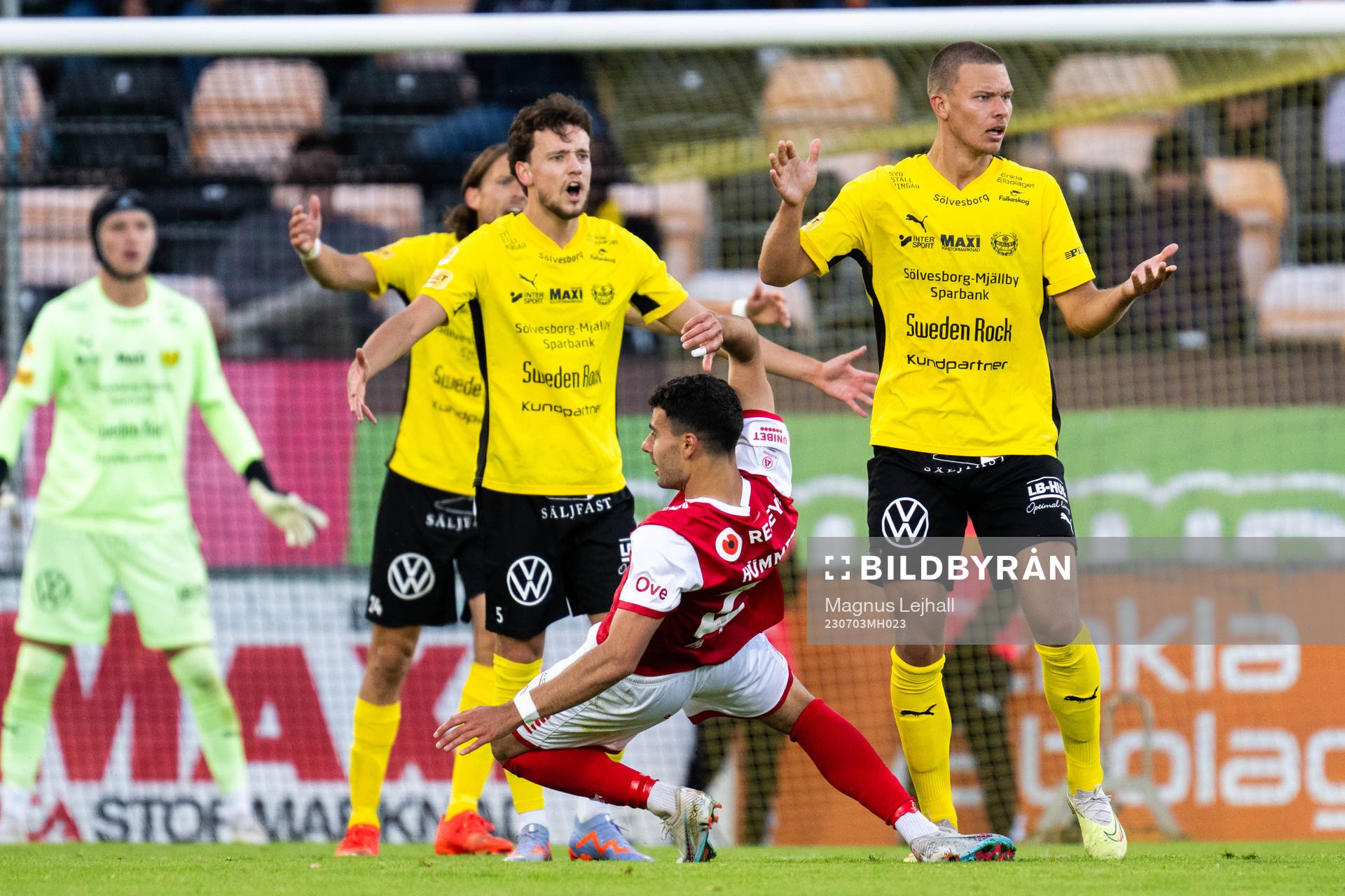 Kalmars Deniz Hummet mot Mjällbys Arvid Brorsson och Colin
