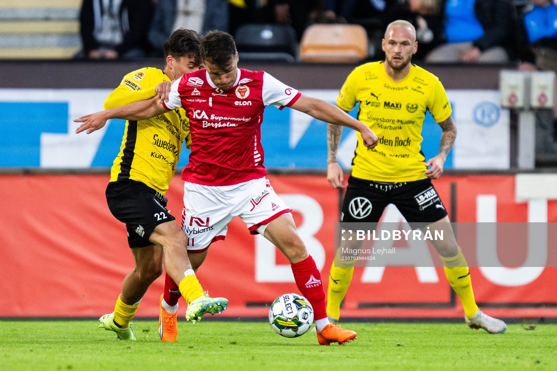 Mjällbys Jesper Gustavsson och Kalmars Simon Skrabb
