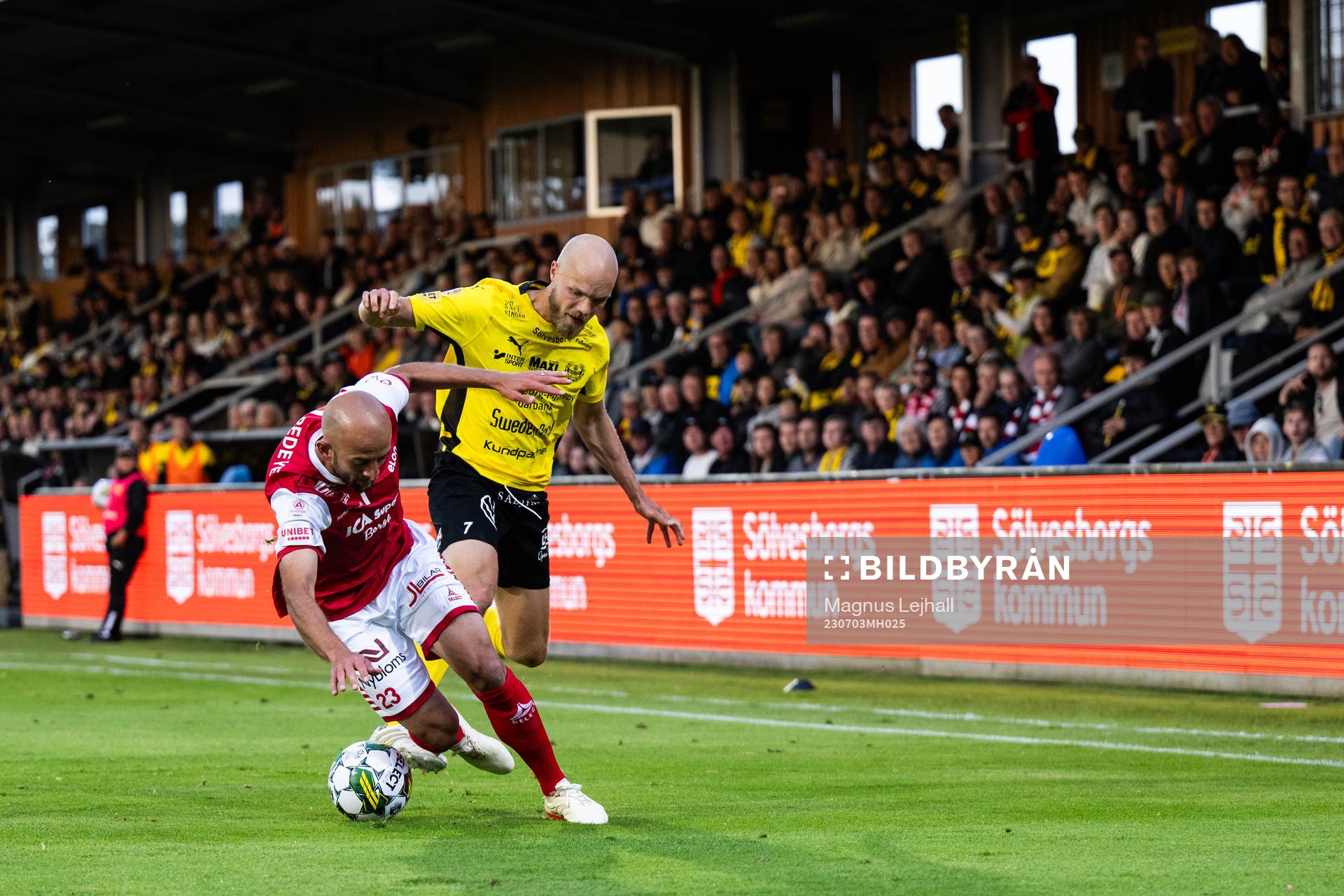 Kalmars Robert Gojani och Mjällbys Viktor Gustafson