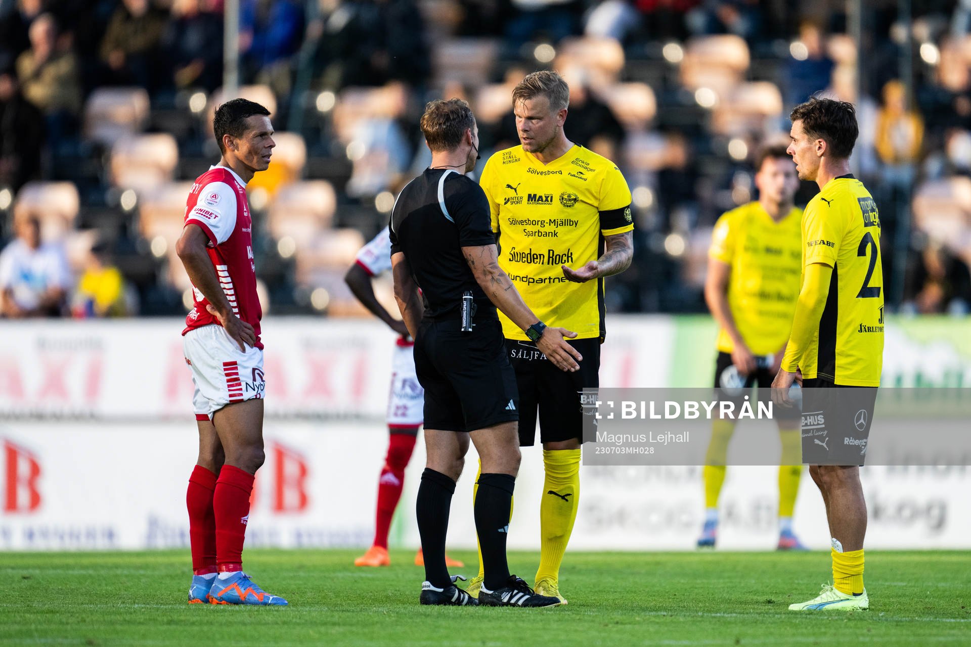 Domare Kristoffer Karlsson och Mjällbys David Löfquist
