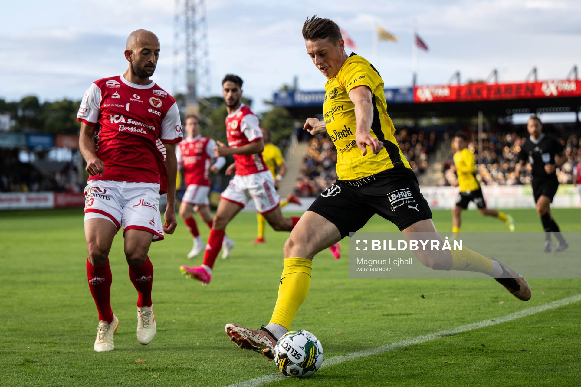 Kalmars Robert Gojani och Mjällbys Elliot Stroud