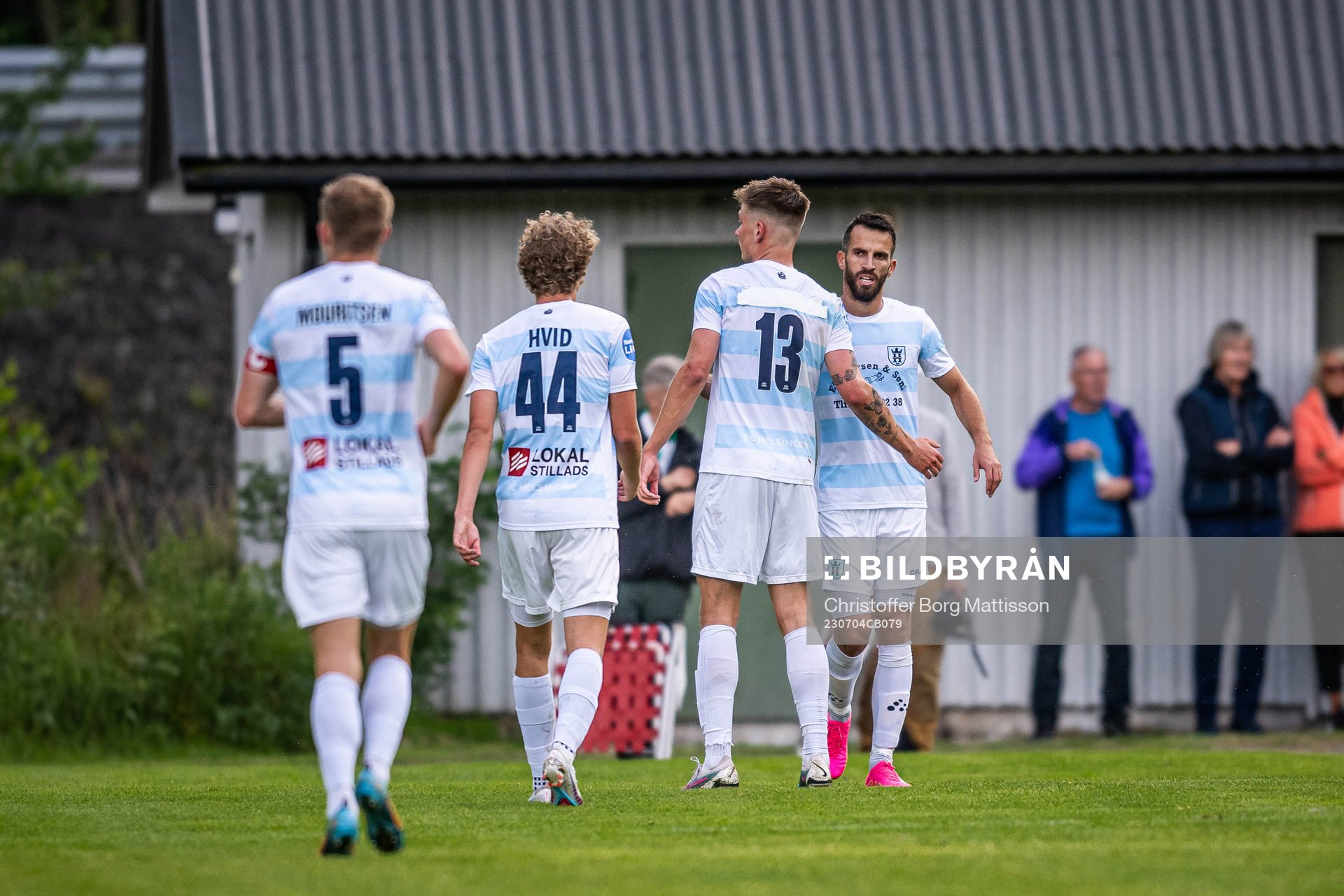 Helsingörs spelare jublar efter 0-2 under träningsmatchen i fotboll mellan Helsingborg och Helsingör den 4 juli 2023 i Perstorp.